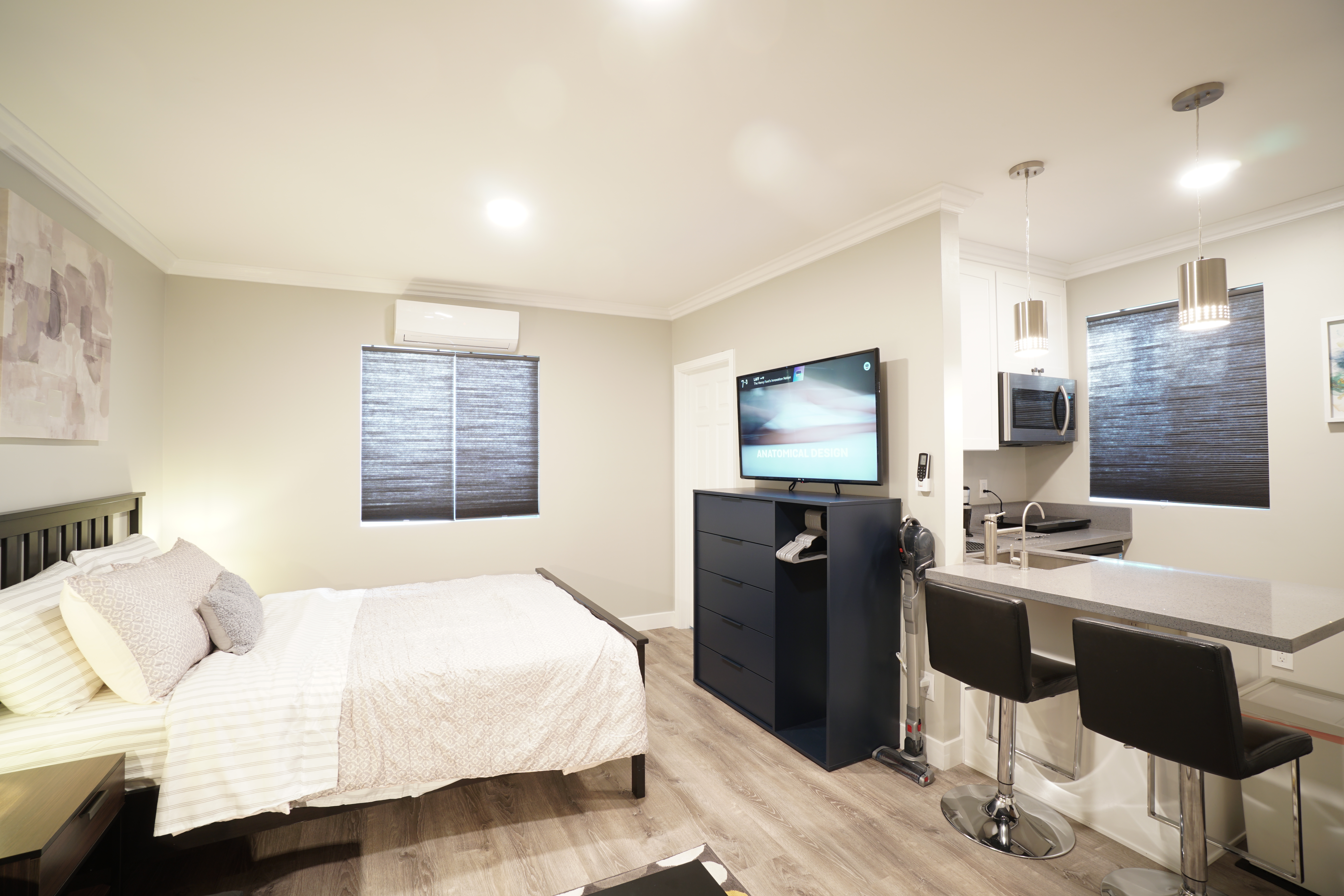 Modern Comfy New Studio, Metro, Market, Convenient