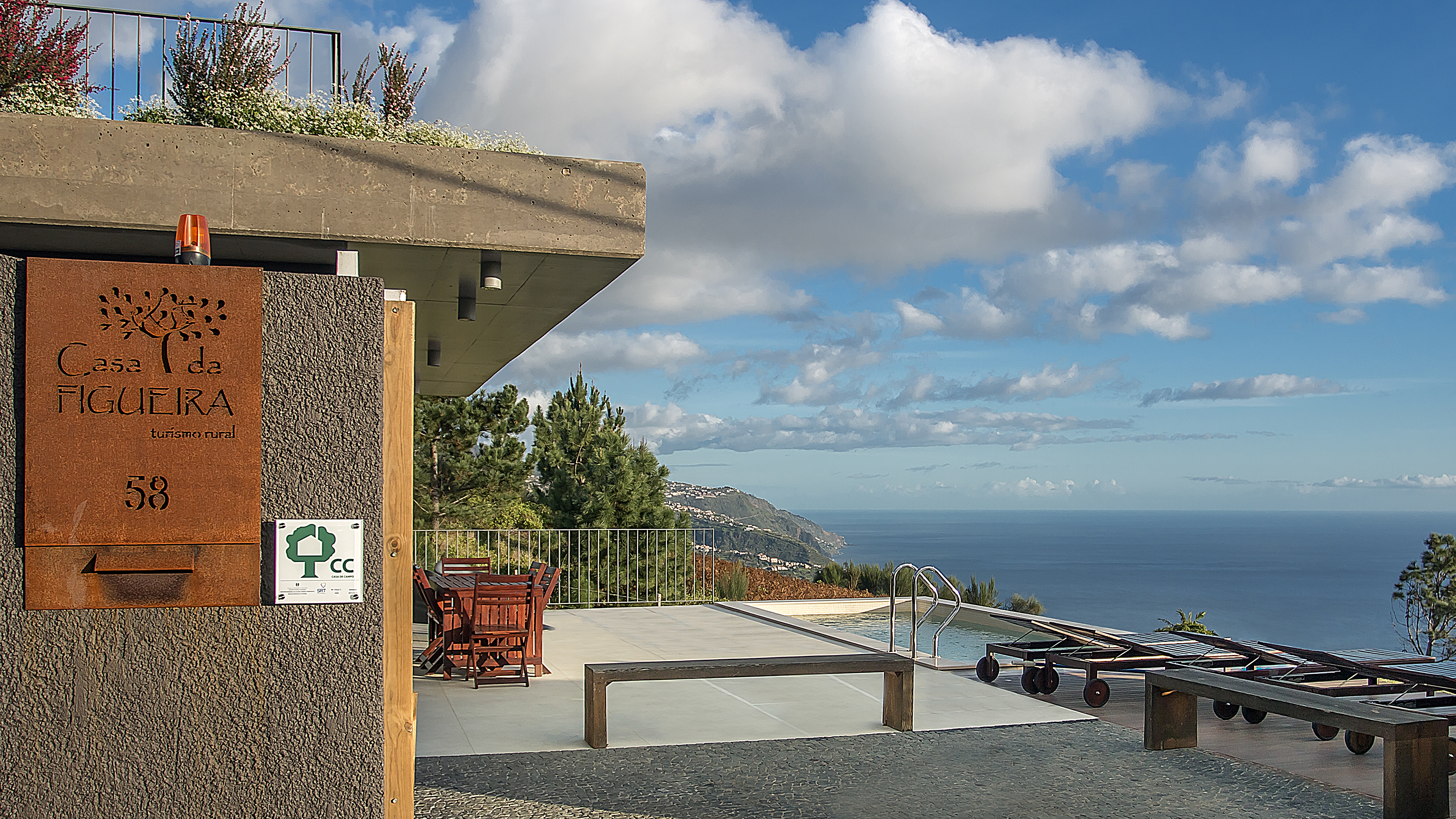 FIG TREE HOUSE  Magnificent views over the coast.