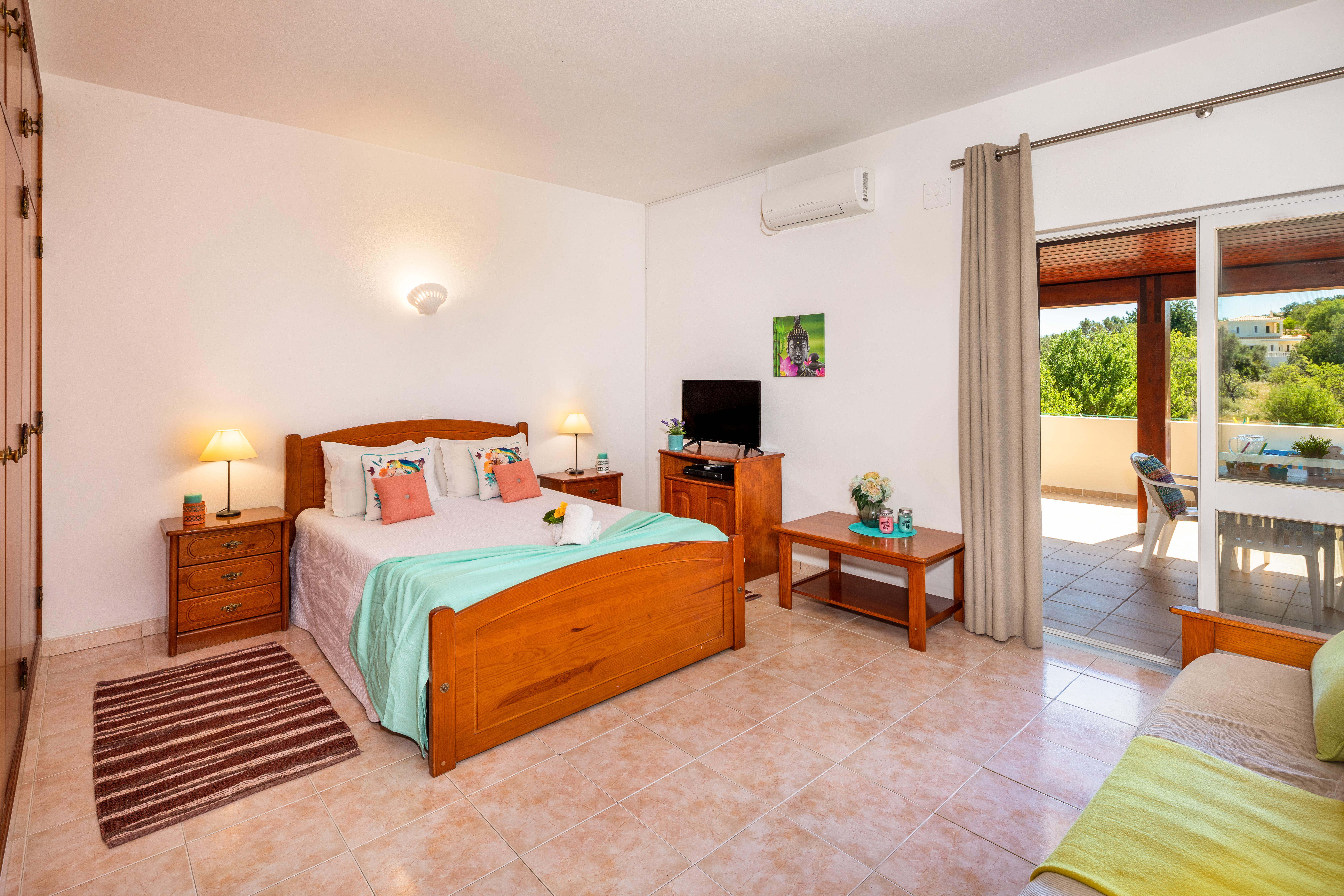 Cosy Studio Apartment with Sunny Balcony