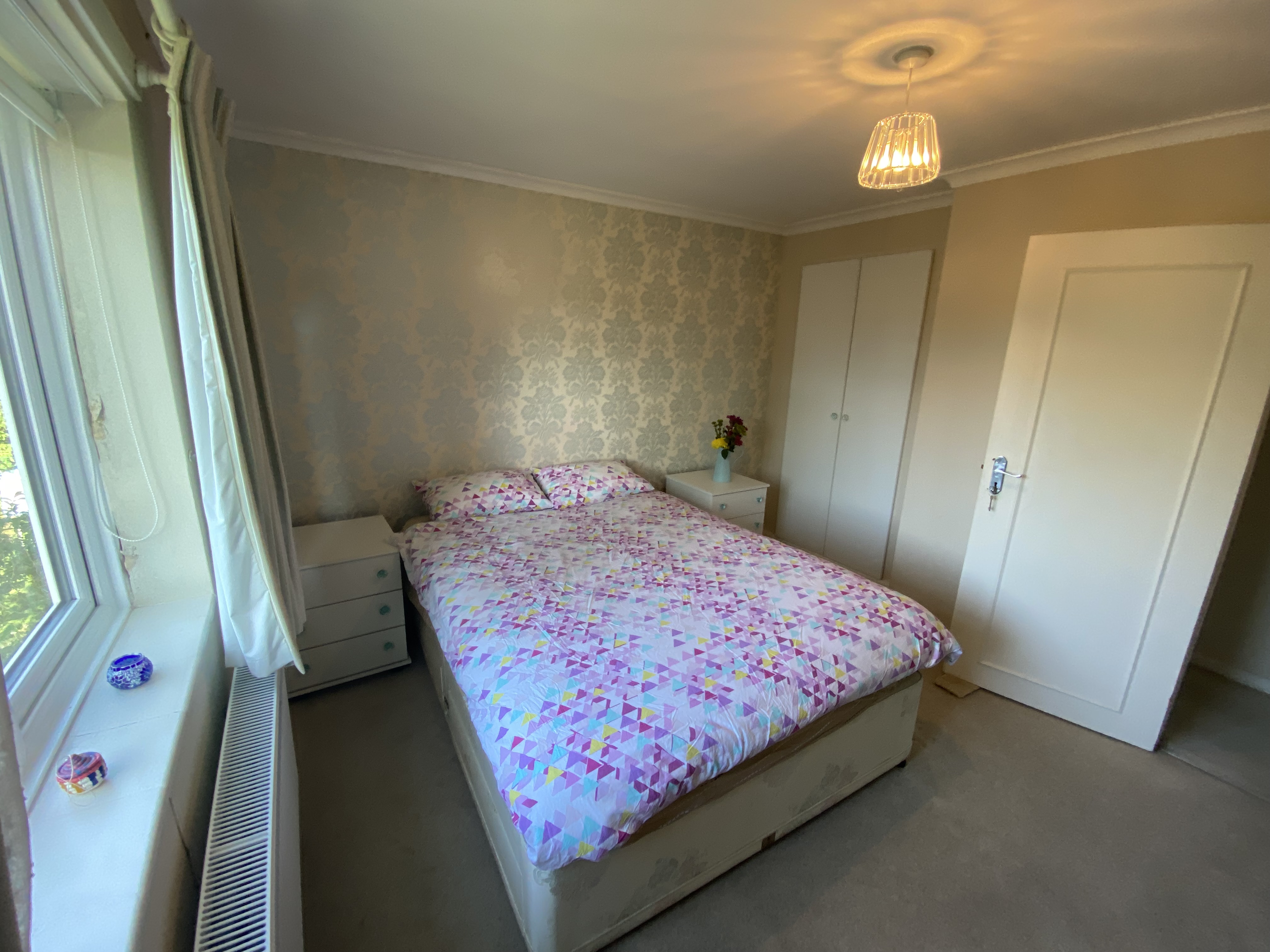 Lovely & large room 20 minutes from central London
