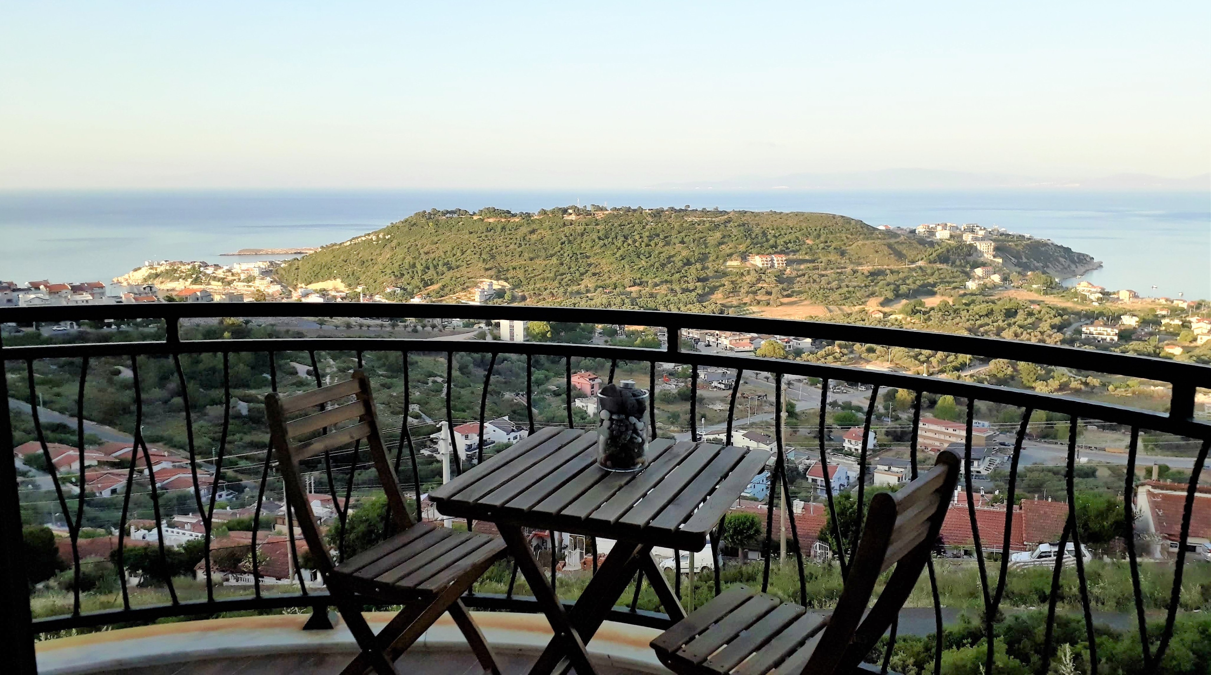 Panoramik Manzaralı Balkon ve Bahçeli Daire Karaburun şehrinde