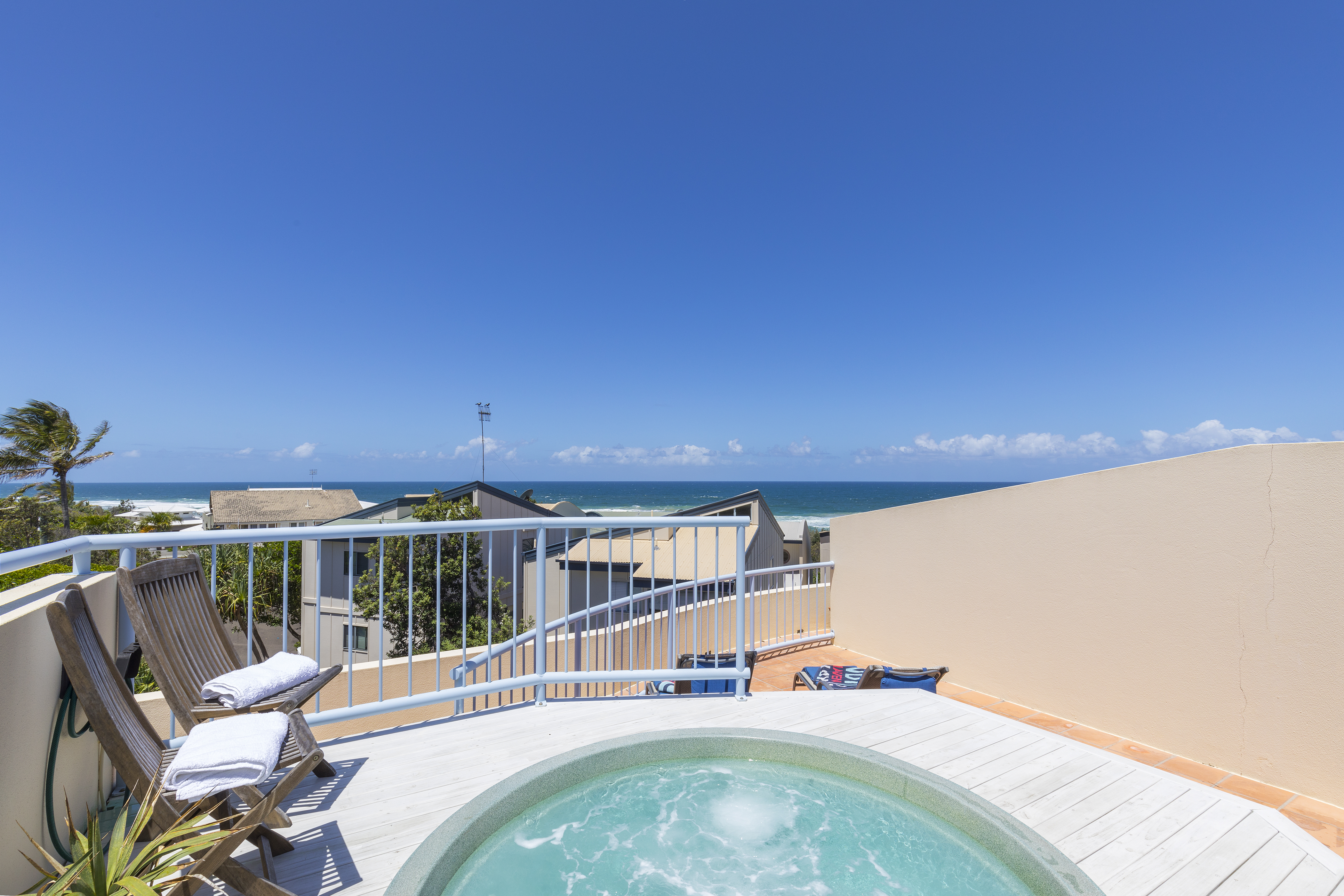 Beachside with Exclusive Private Rooftop Jacuzzi - Flats for Rent in  Castaways Beach, Queensland, Australia
