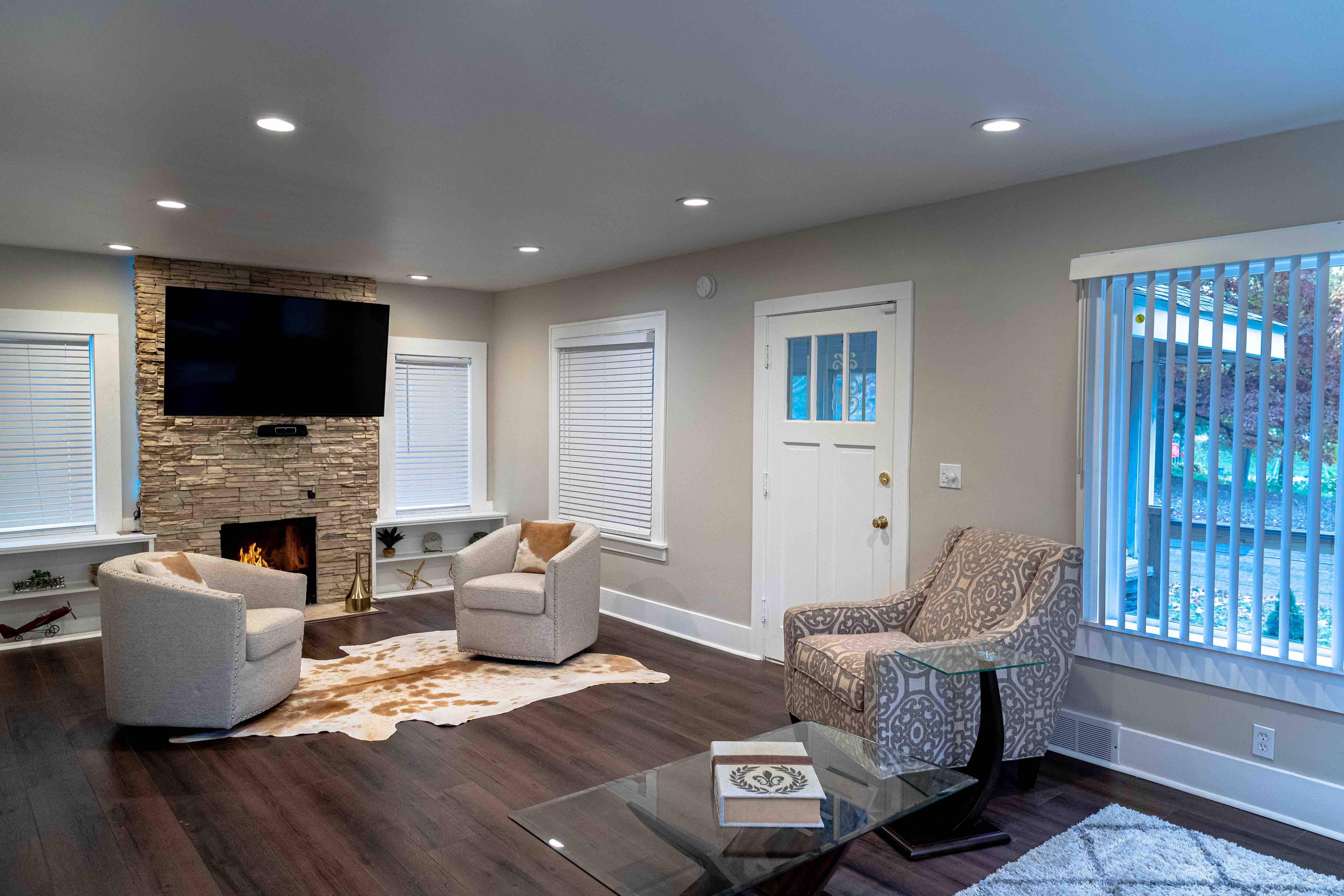 Chic Modern Luxury in the Heart of Vehicle City 3