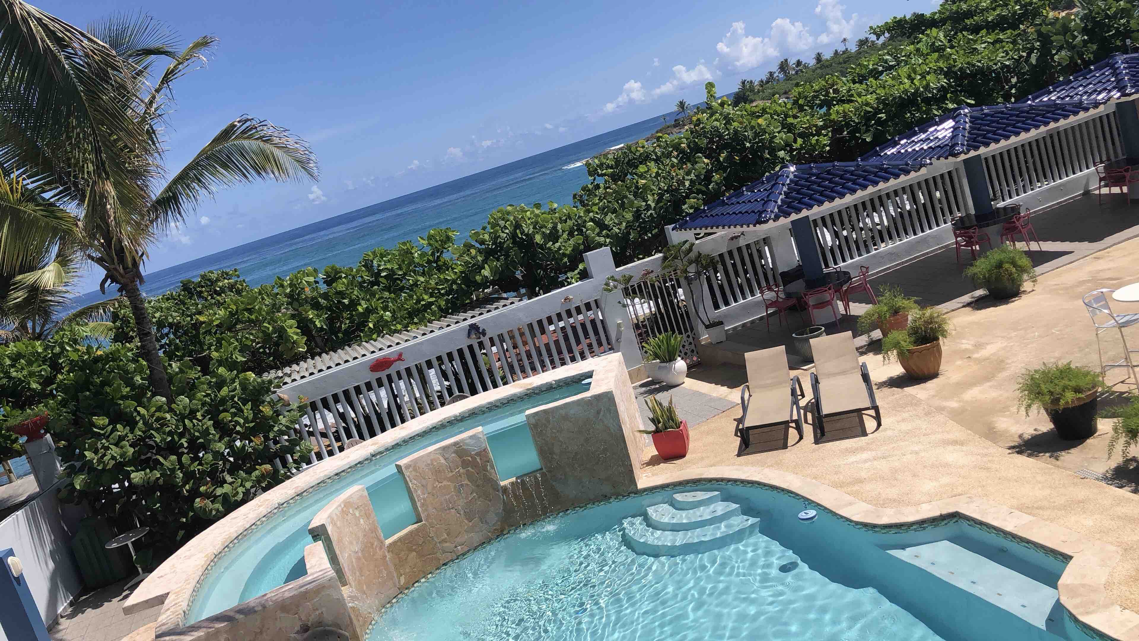 Coral Beachfront Apartment + Pool & Parking Apartments for Rent in