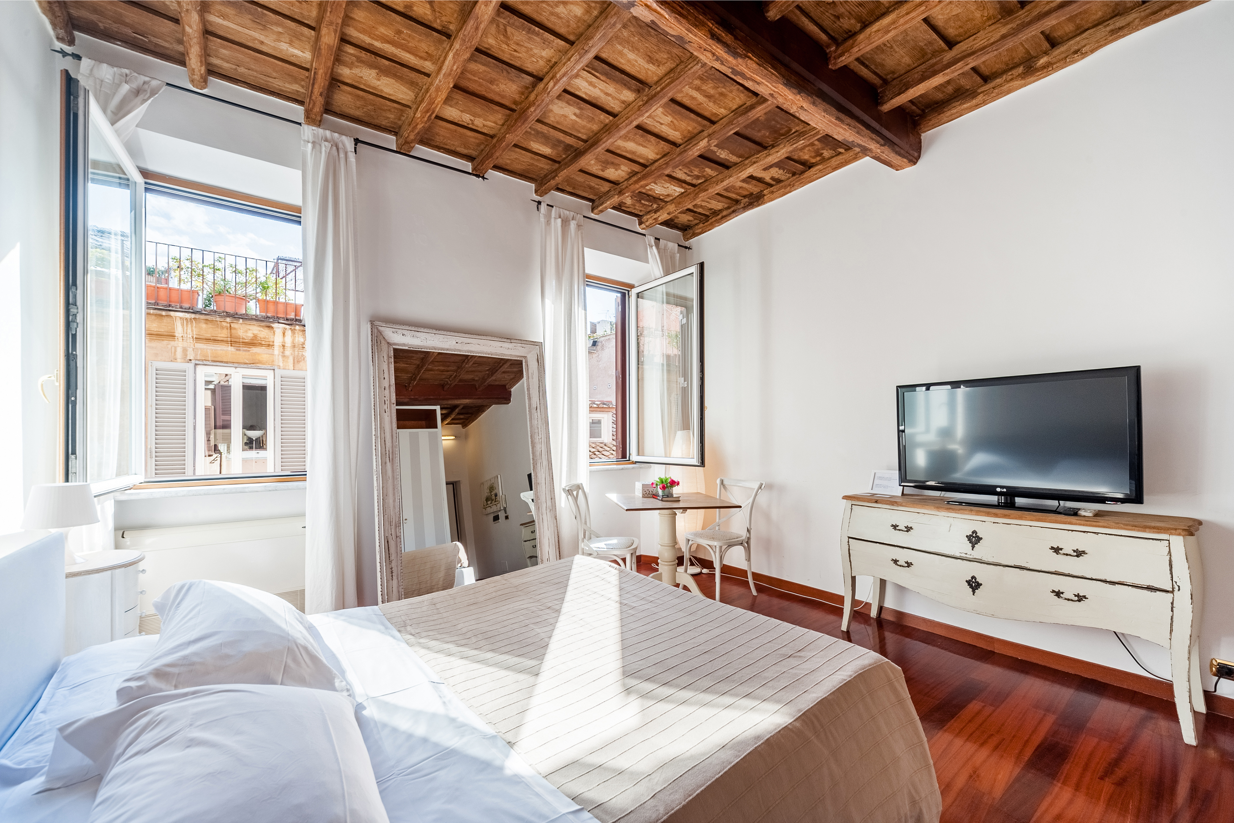 Romantic Suite near Spanish Steps! (Netflix)