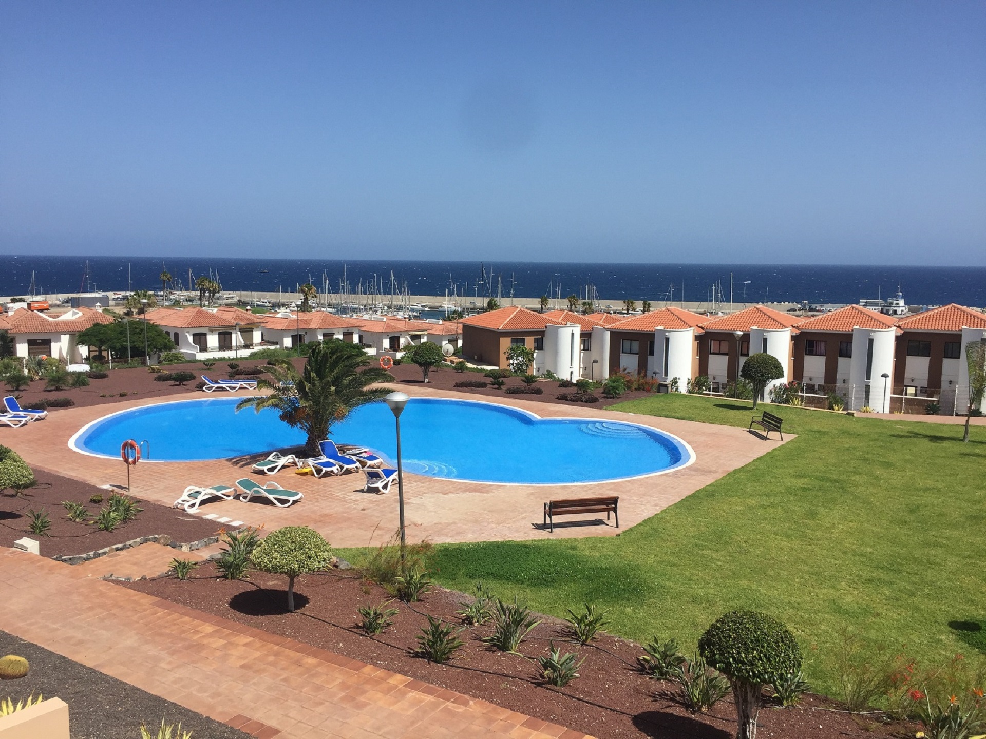 2B with large terrace overlooking the sea and swimming pool