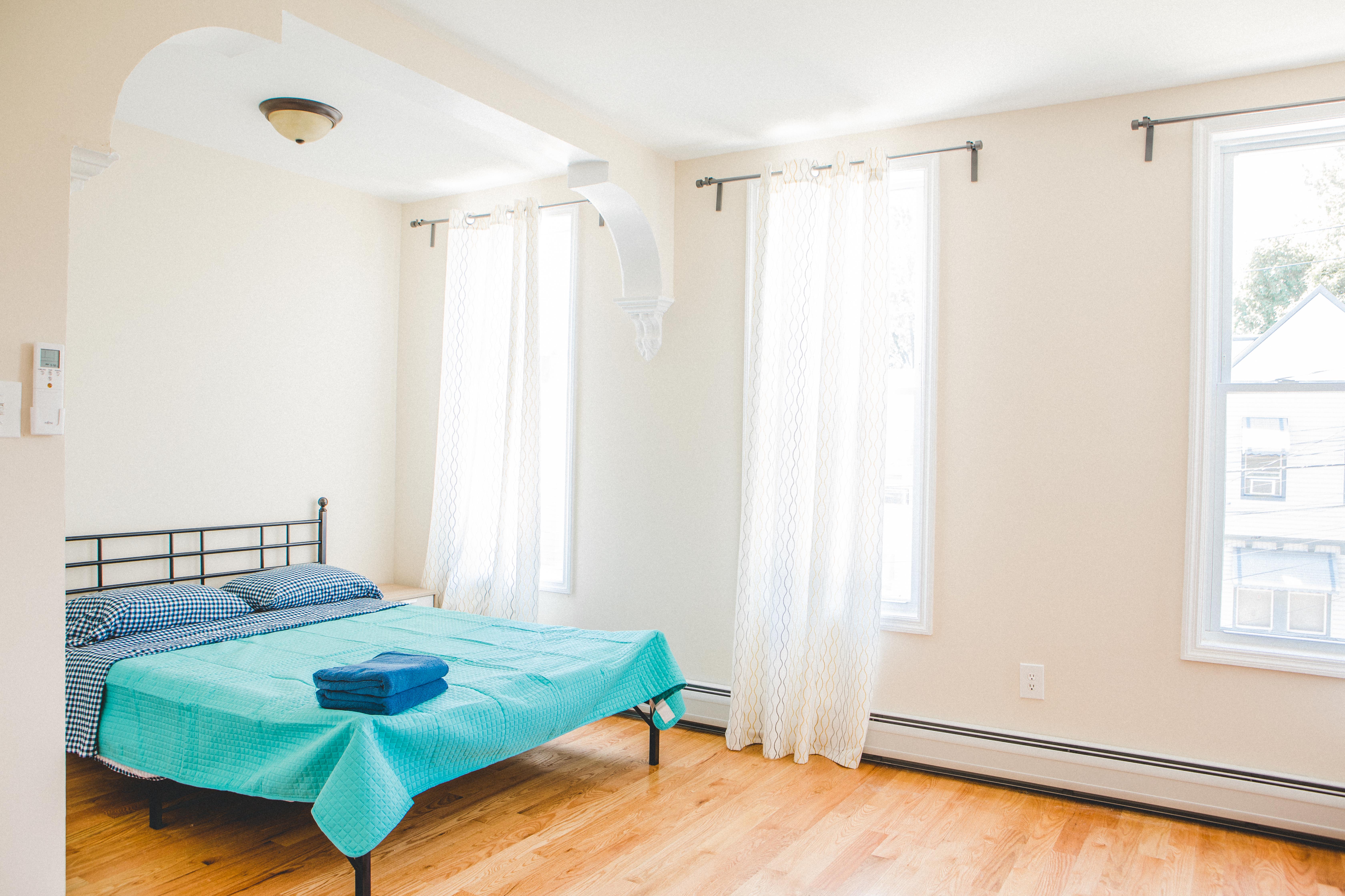 72 "3" Huge Bright room by Iight rail/Bus/WIFI in Ward F (councilmember Jermaine D. Robinson), Jersey City