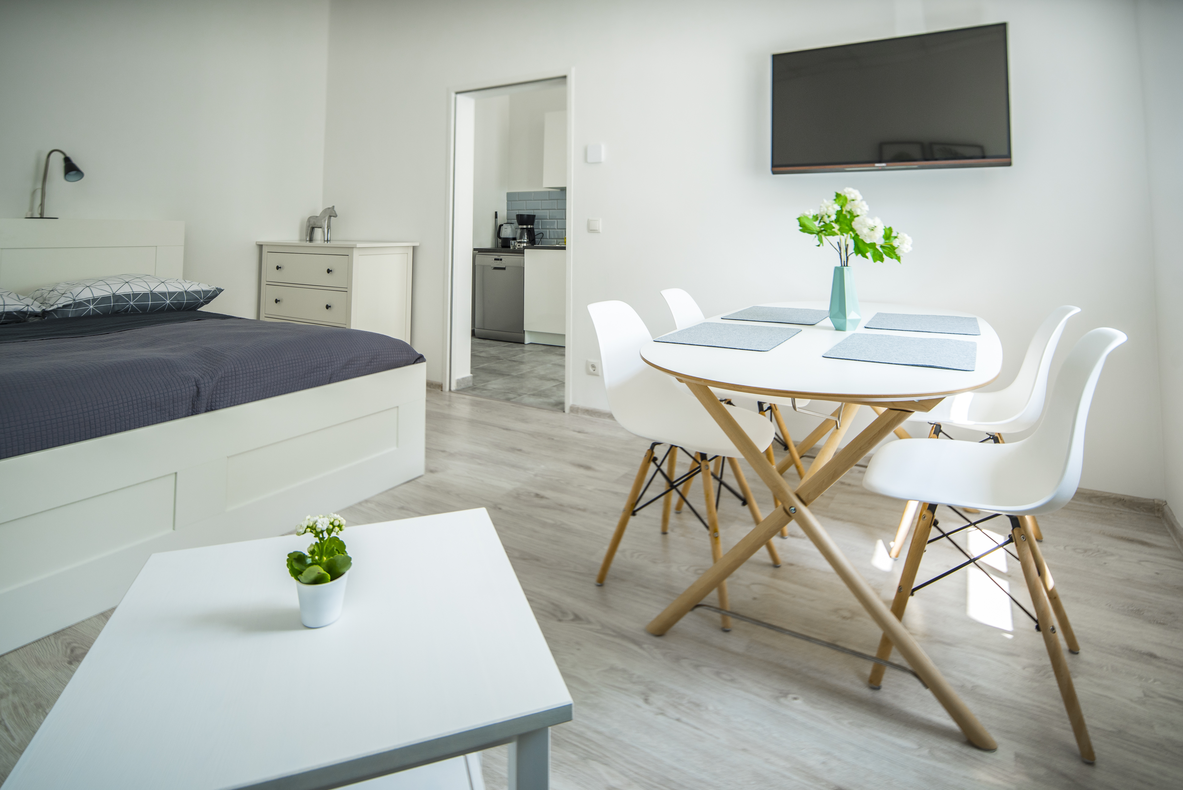 Feel the King size Bathroom and Bed - modern flat!