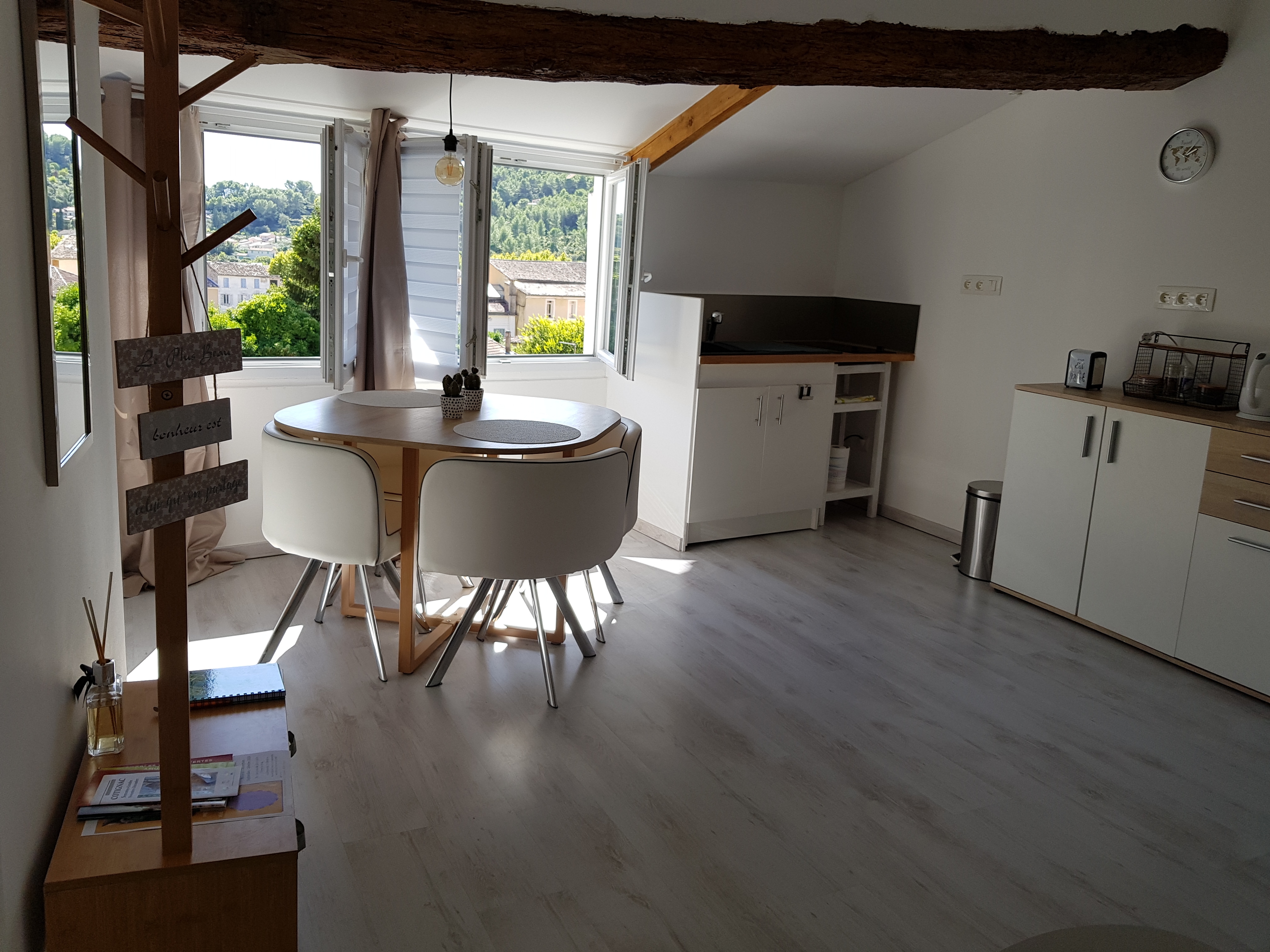 Atypical air-conditioned studio in the heart of Provence.