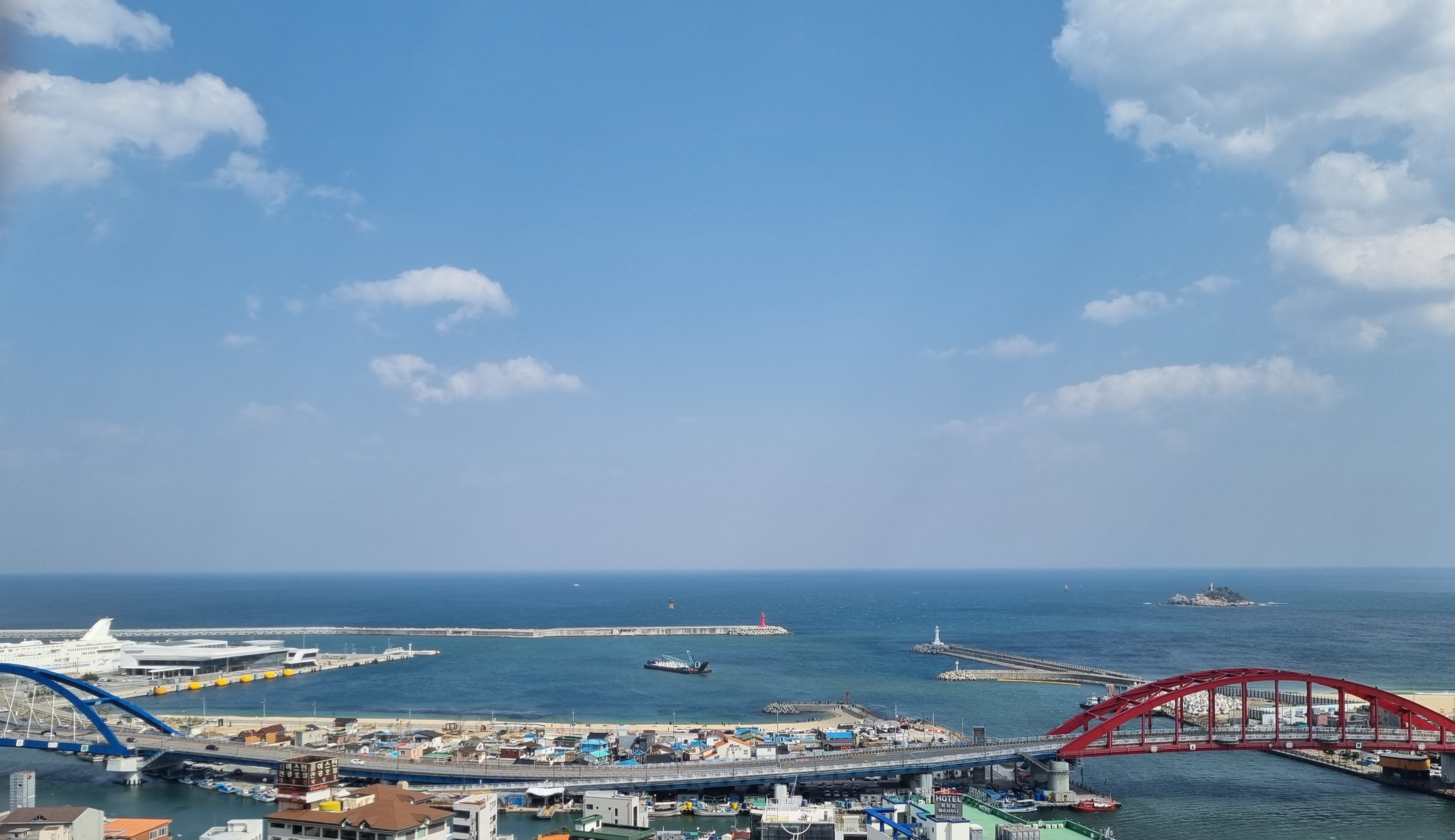 Ocean View on the Skyscraper  💖 in front of🏝 Sokcho
🌅 # Food # Sightseeing # Enjoy Netflix and heal
