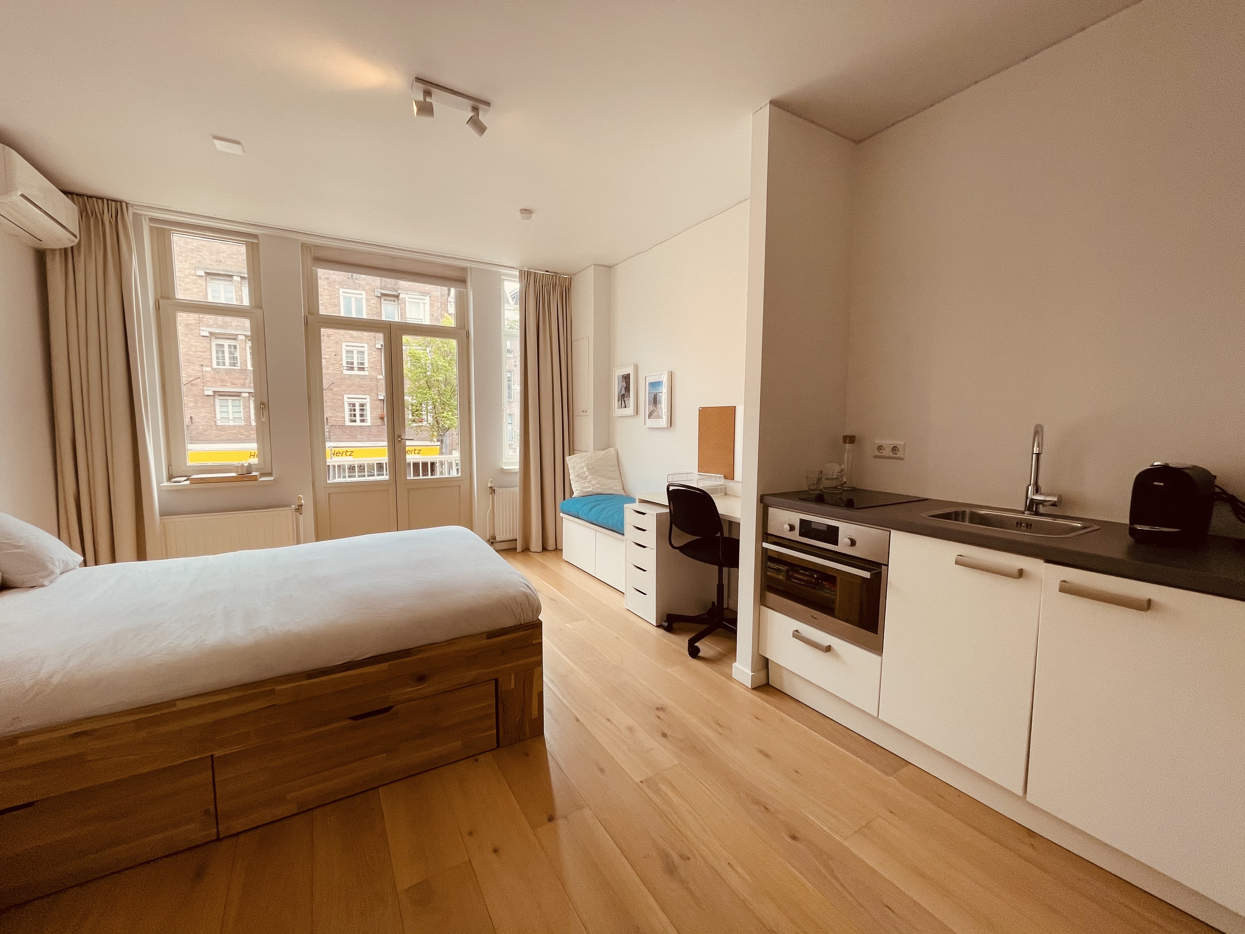 Sunny studio steps away from famous Vondelpark โ Amsterdam stay