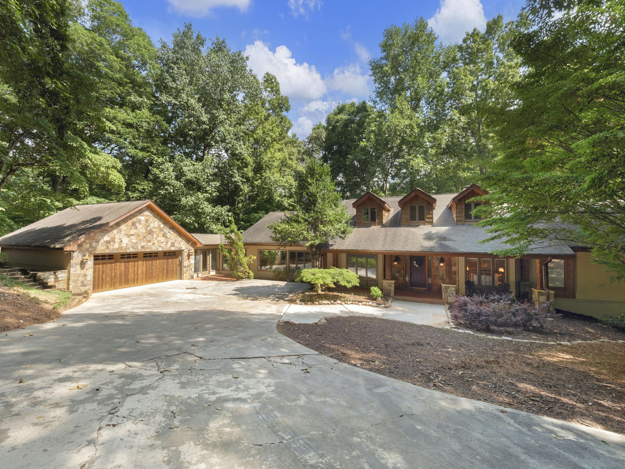 Private Lakefront Lodge w/Dock, Great Spaces/Decor Houses for Rent in