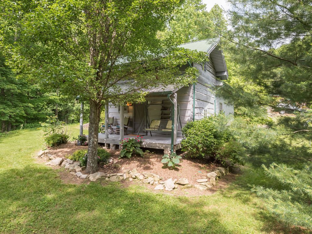 RARE FIND Creekside, Historic Cabin, Hot Tub Cabins for Rent in