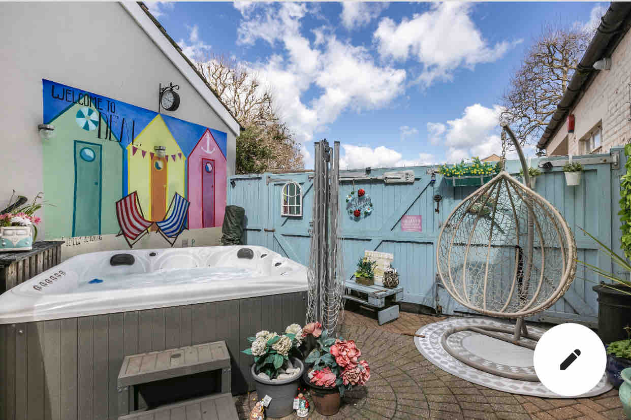 Hot tub Seawalk Hideaway boutique apartment