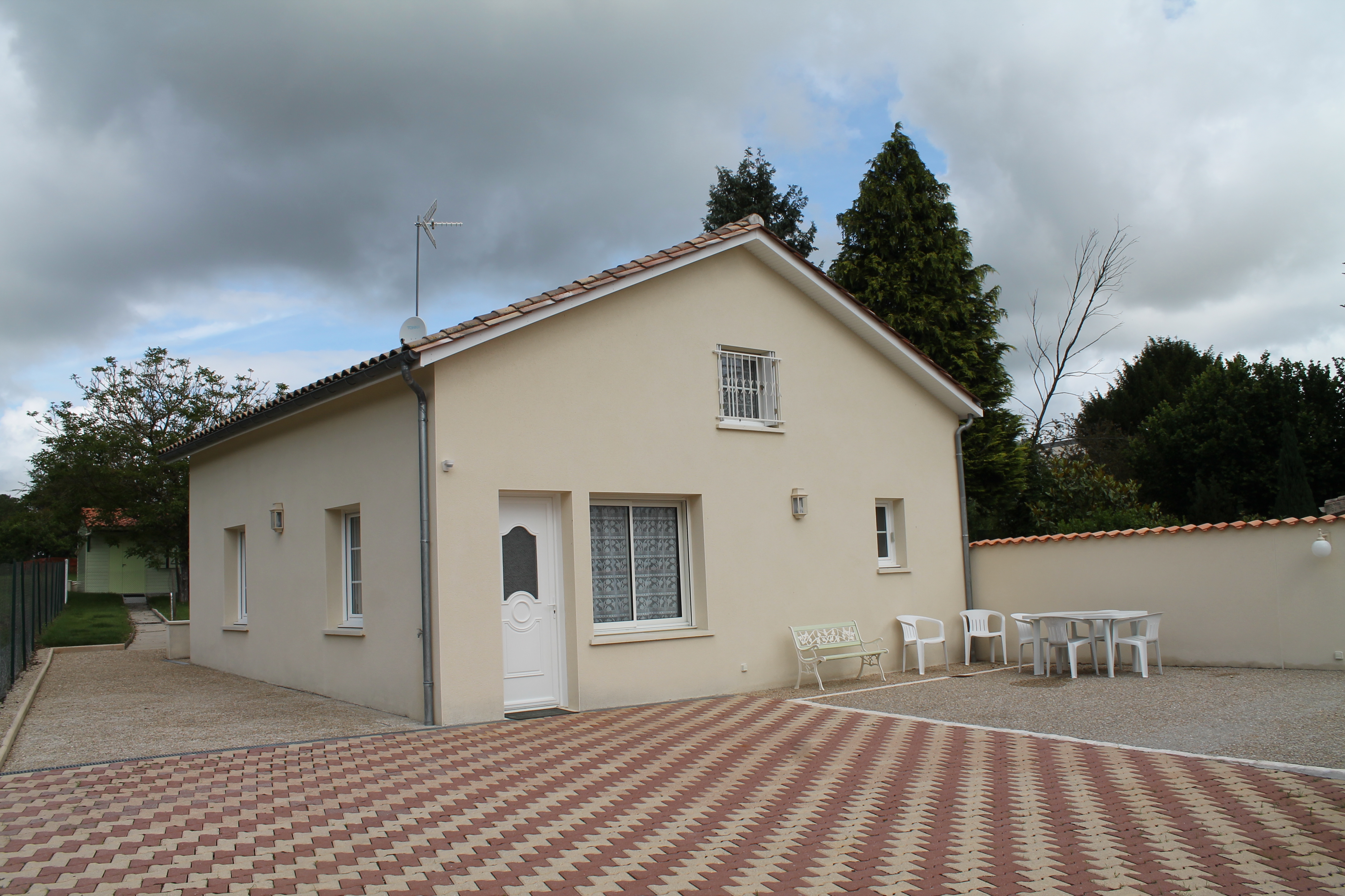 House 100 meters from the thermal baths of JONZAC