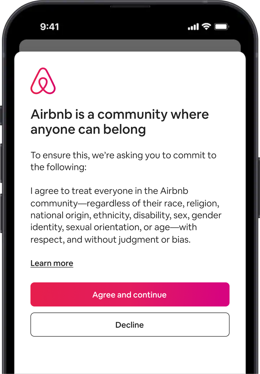 La pantalla de un móvil muestra el compromiso de la comunidad de Airbnb.