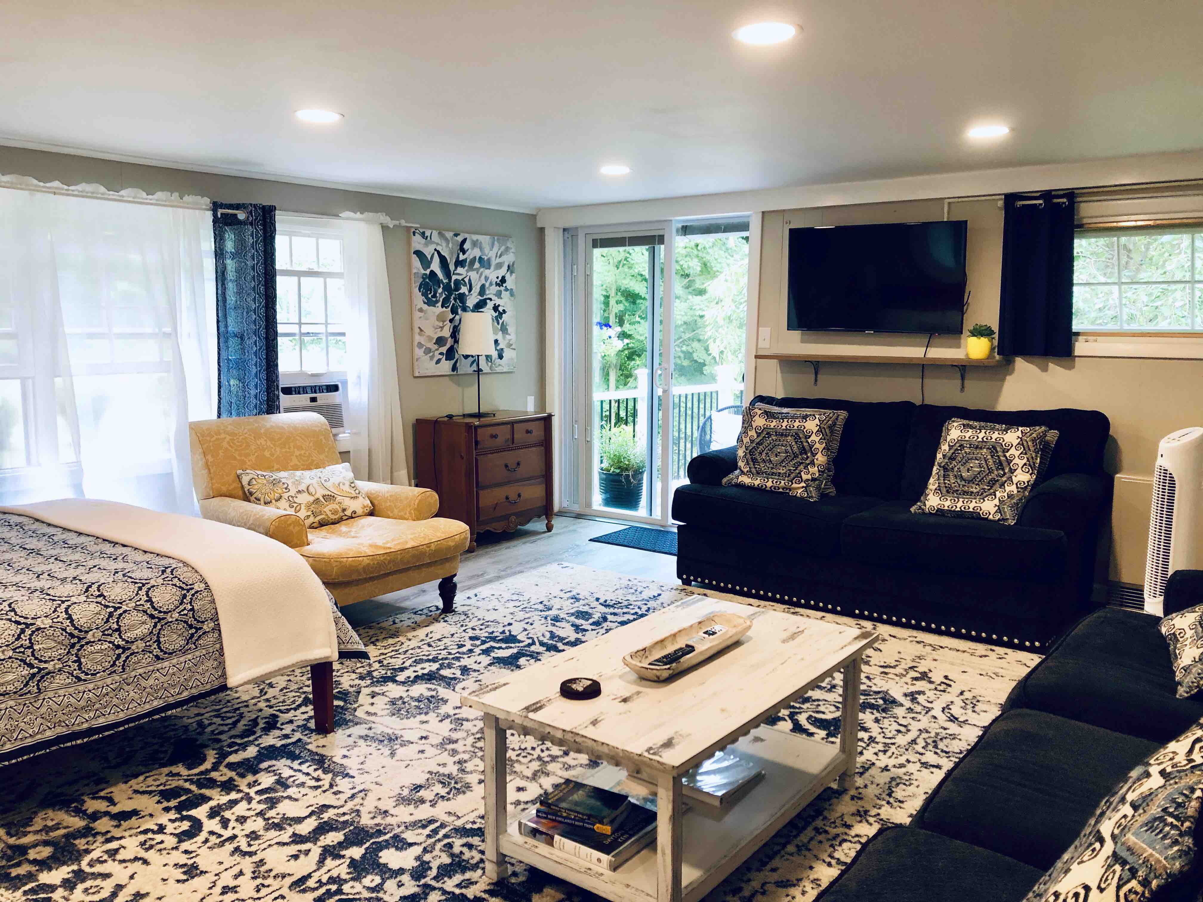 In town, newly renovated studio with private deck Apartments for Rent