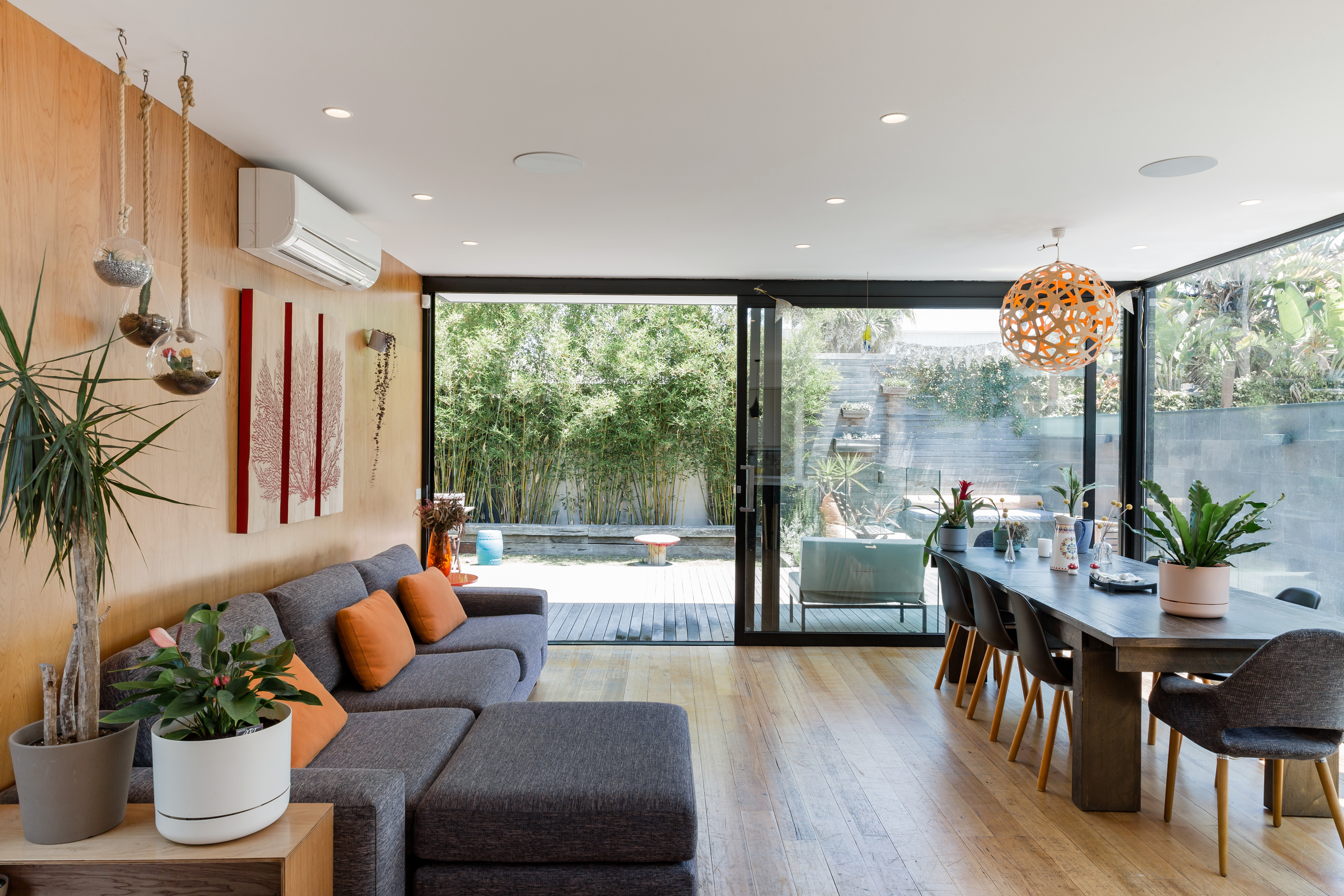 Bright and spacious family home with Pool in Glen Eira, Melbourne
