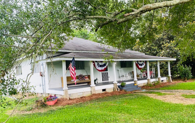 Farmhouse Living near Learned/Raymond