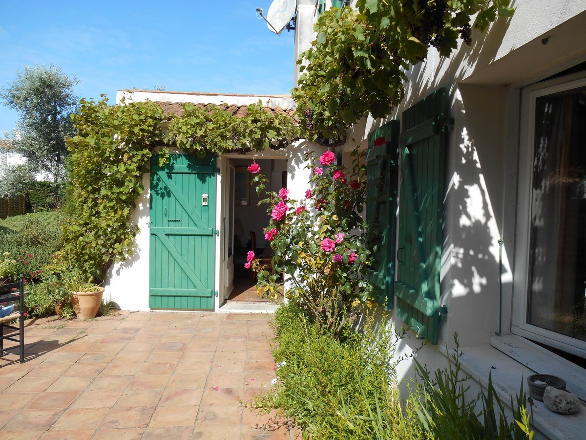 6 bedroom holiday home + garden grd