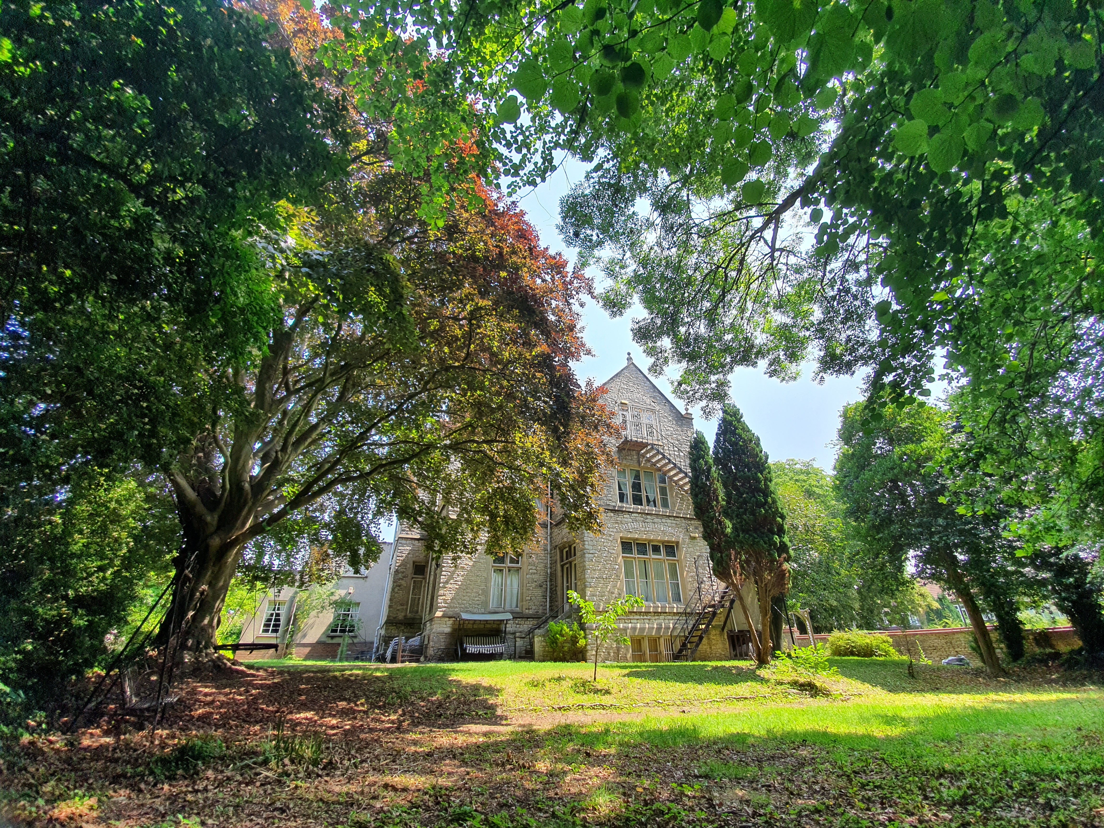 Bristol Mansion apartment with off street parking. in Knowle, Bristol
