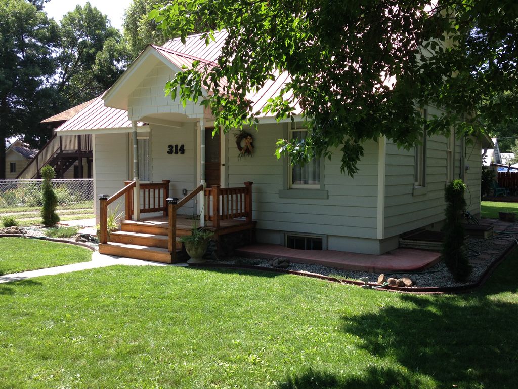 Cozy, totally remodeled, quiet neighborhood......