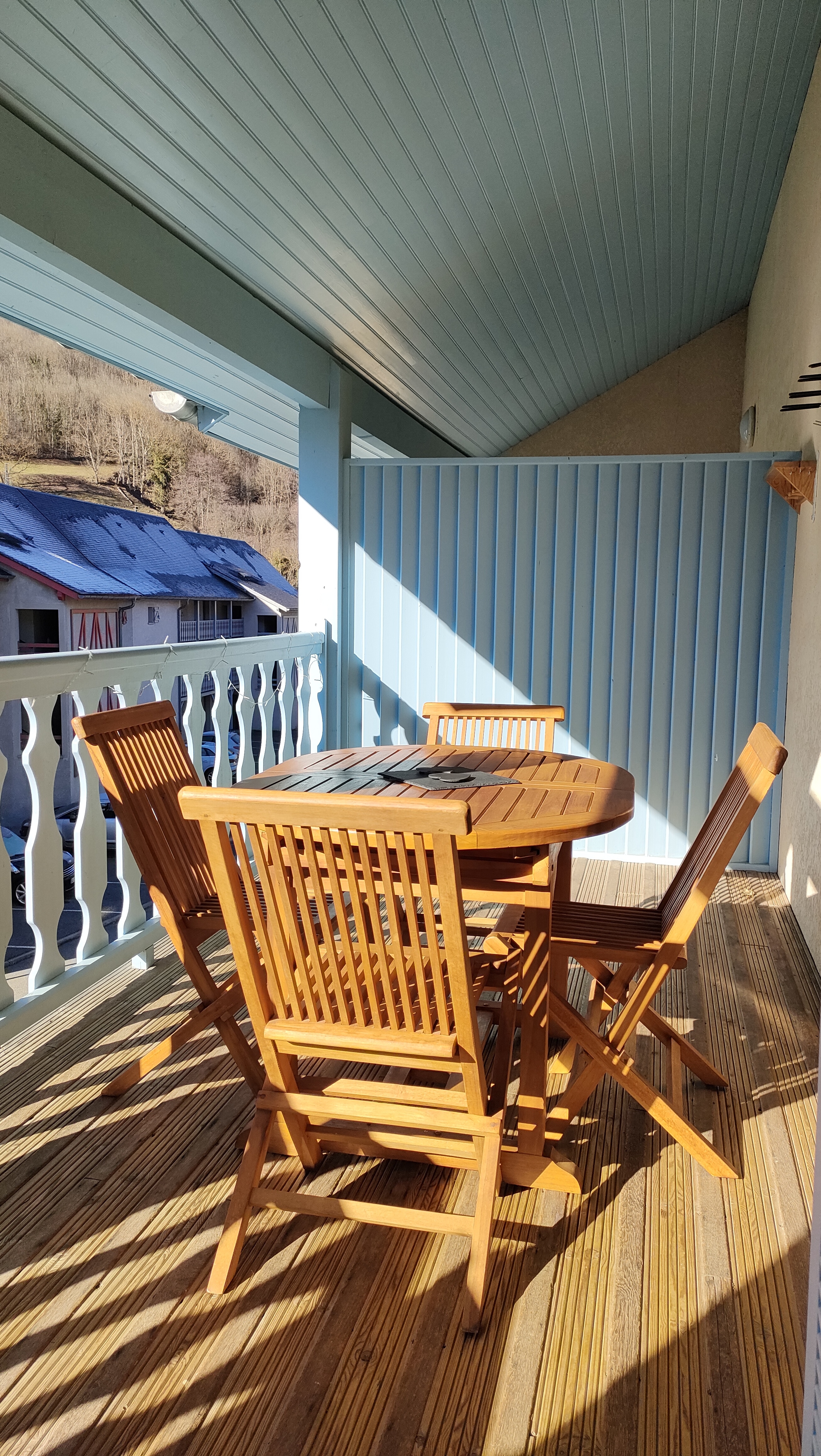 Beautiful apartment with large balcony and pool