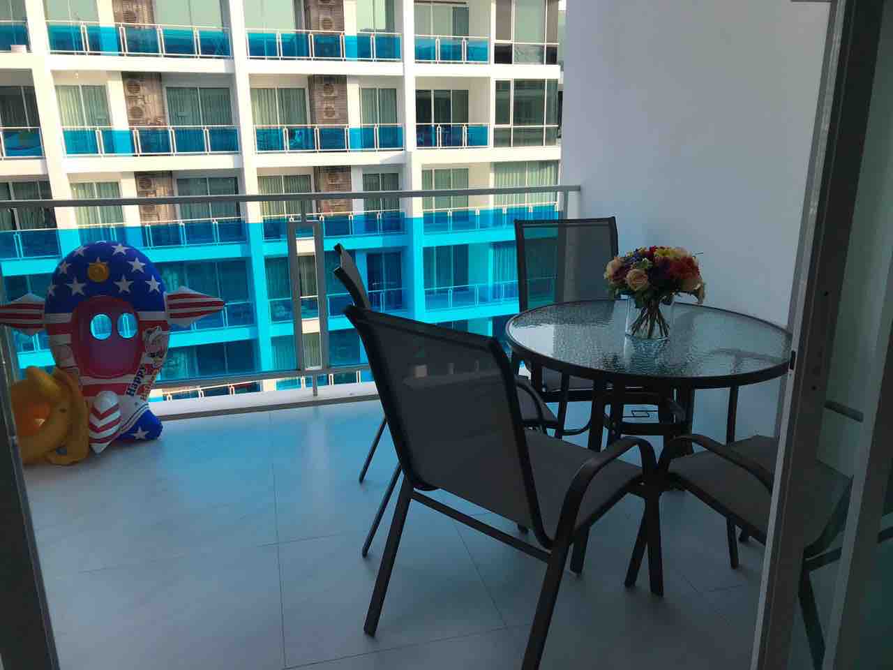 Modern, well kept 2BR Apt near beach/shops