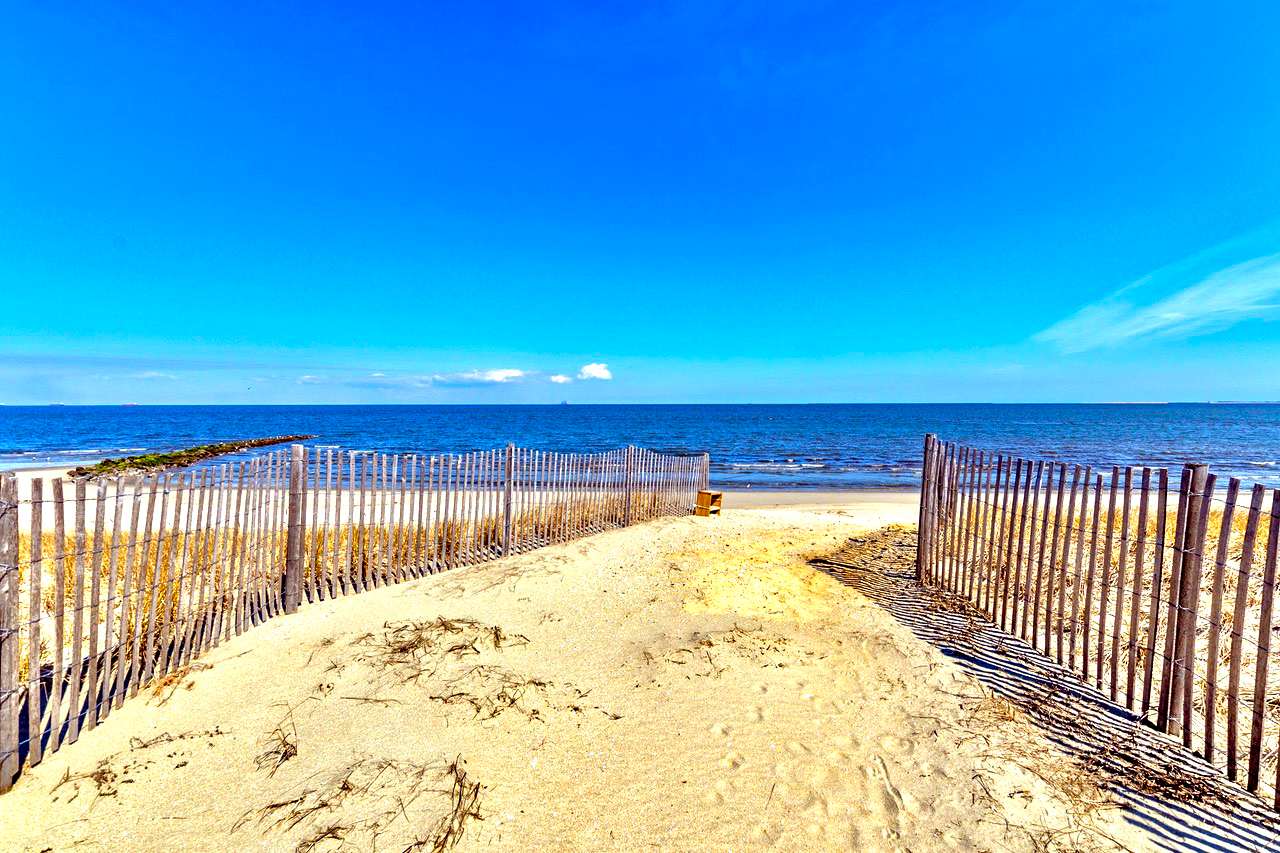 ON THE BEACH. PETFRIENDLY. LINENS INCLUDED. Houses for Rent in
