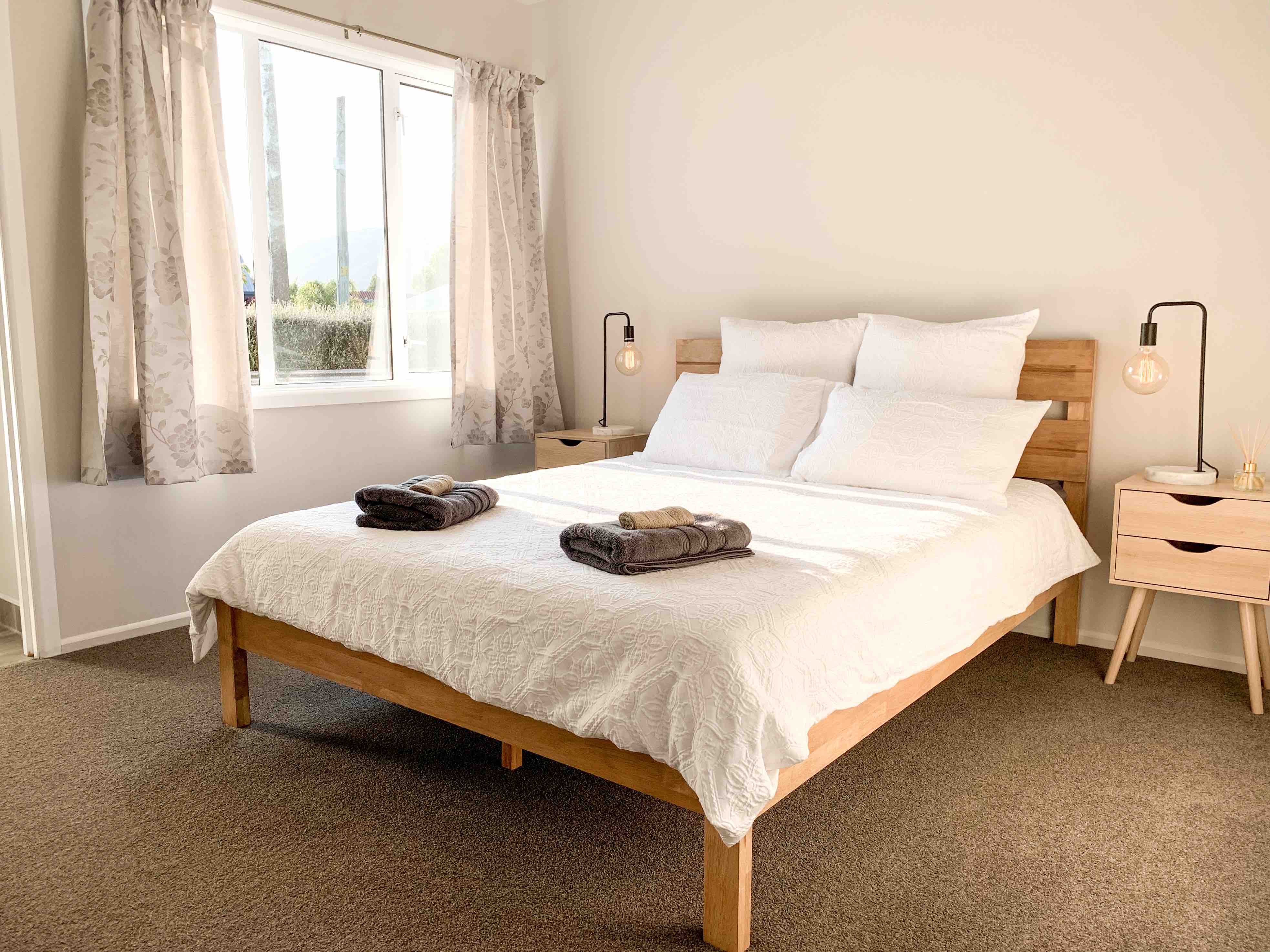 Large Sunny Home with Sleepout Close to It All