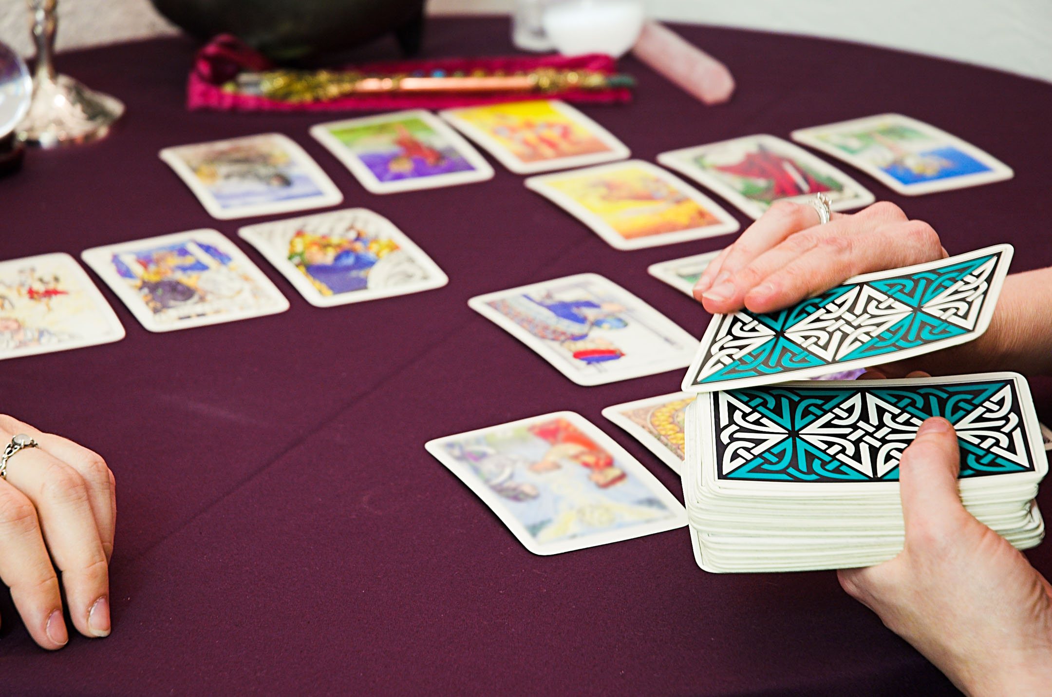 Тарологи в дзене. Таролог. Тарологи в дзене. Таро. Гадалка раскладывает карты.