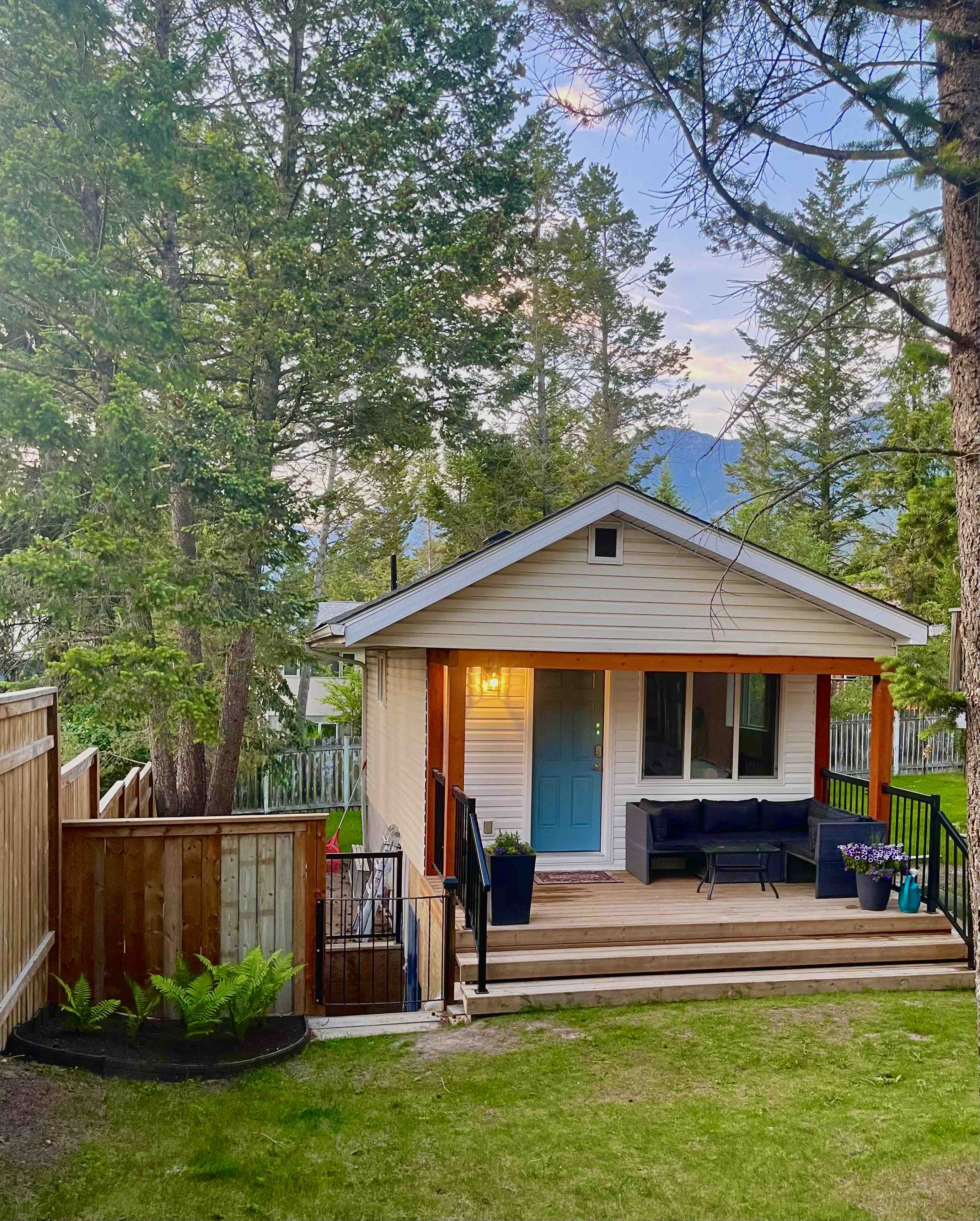 Fully Renovated Private Cabin in Radium!