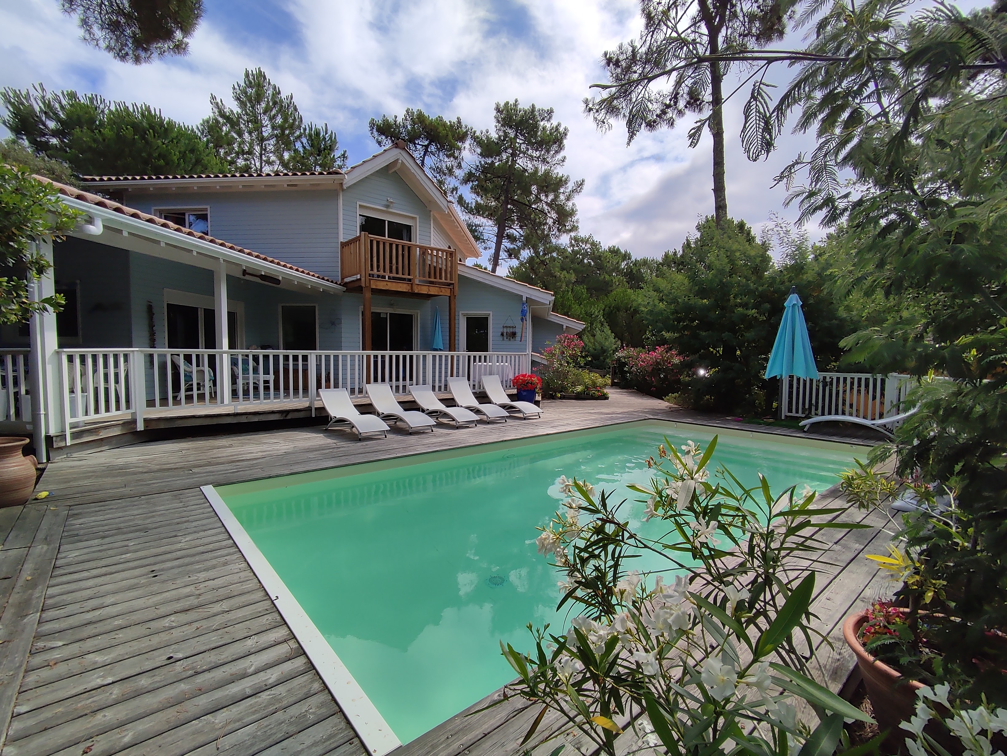 Beautiful villa in the pine forests between ocean and lake