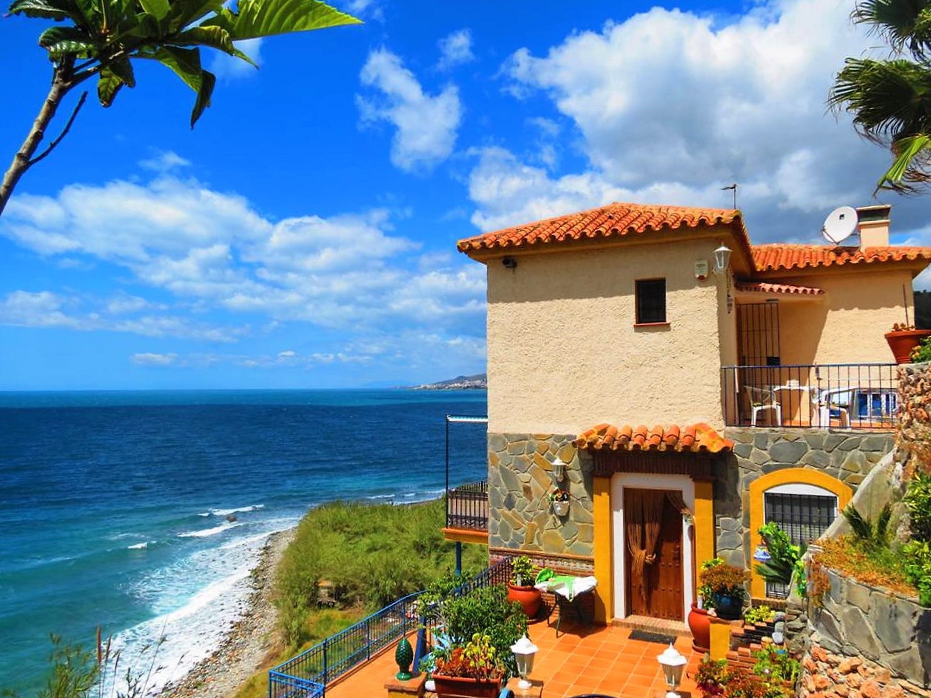 ELF'S BALCONY:  Seafront  Paradise