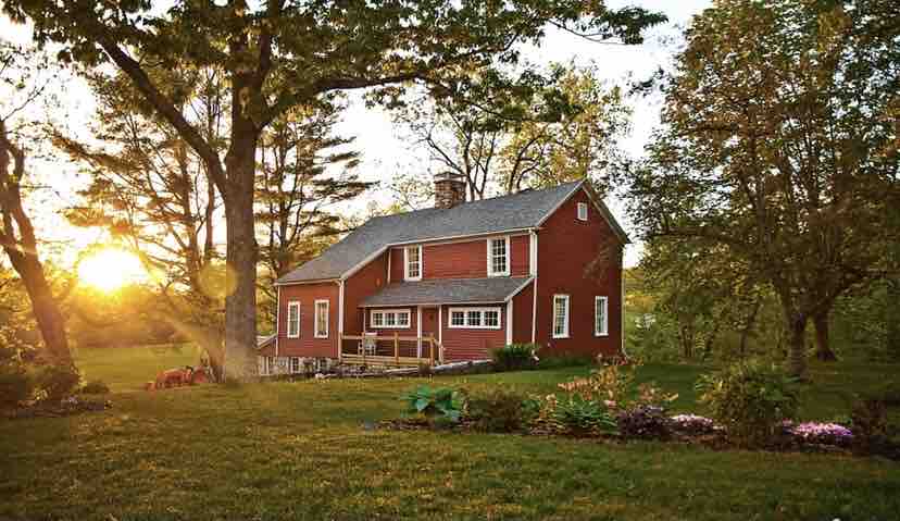 Bright 3-bedroom historical cottage w/ pool table
