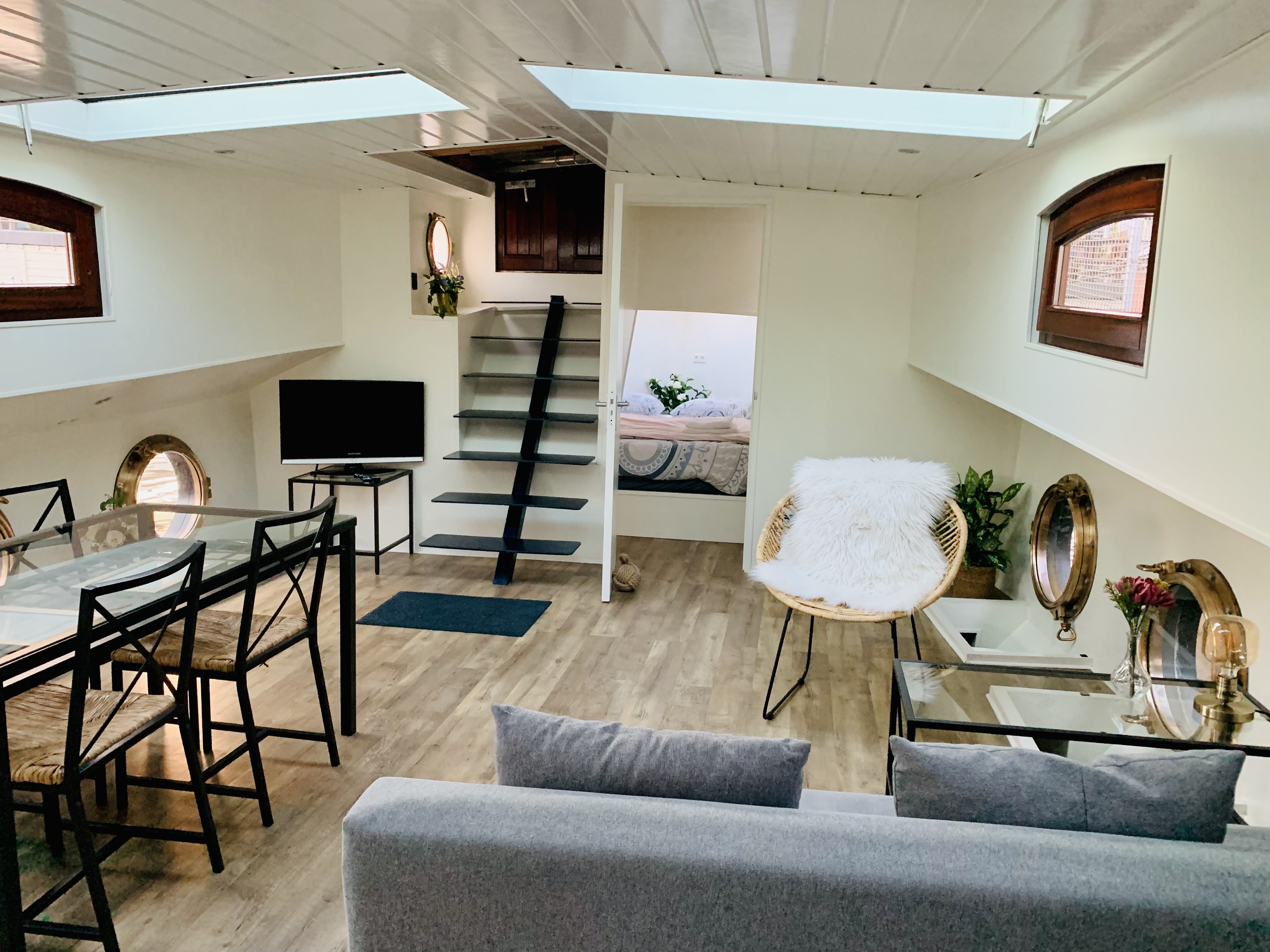 Houseboat 'Jupiter' Amsterdam — Amsterdam stay