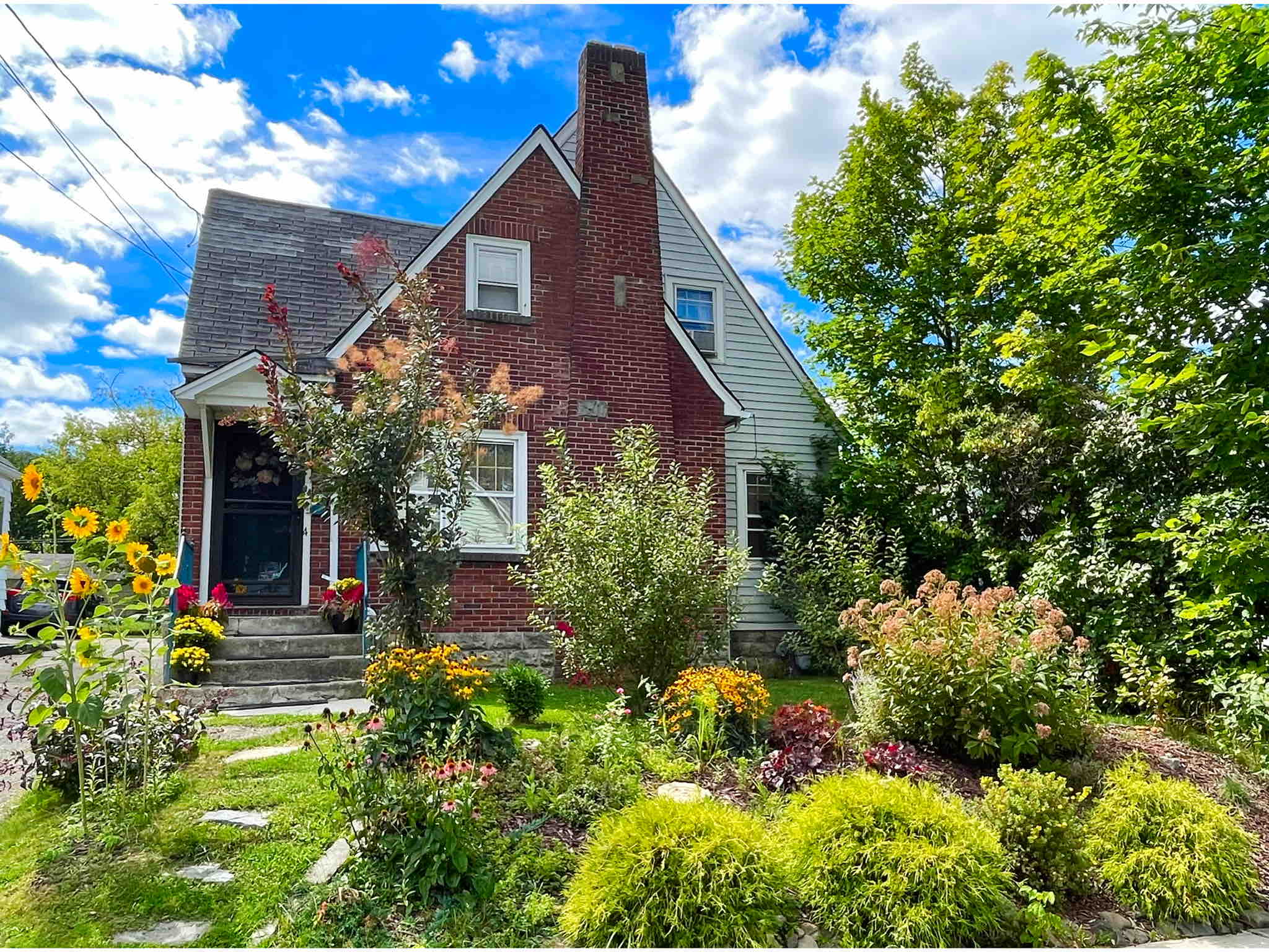 Cozy, private home! Walk downtown. PETS welcome!
