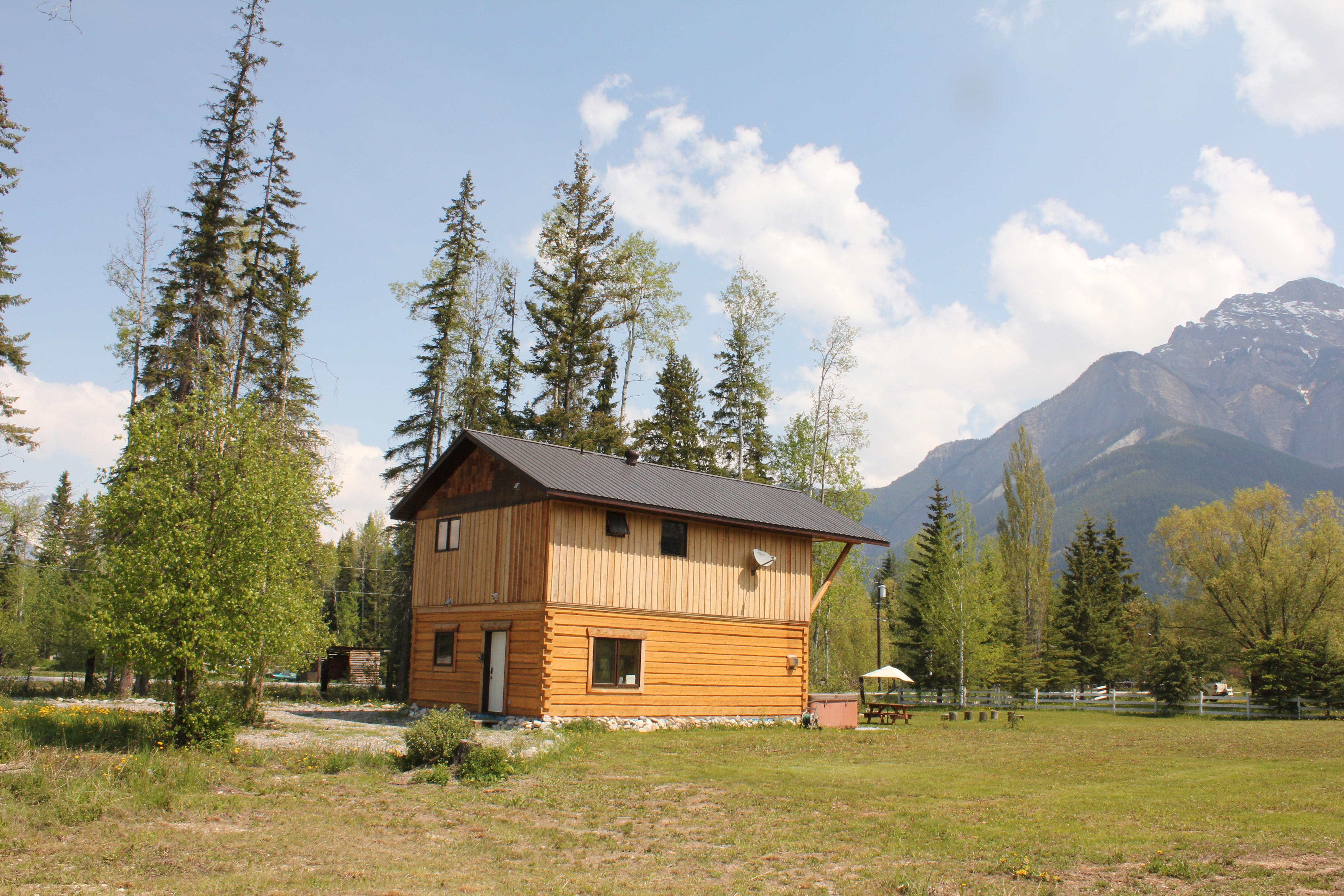 "The Lodge" @KICKING HORSE KABINS (w/ hot tub) - Cabins for Rent in