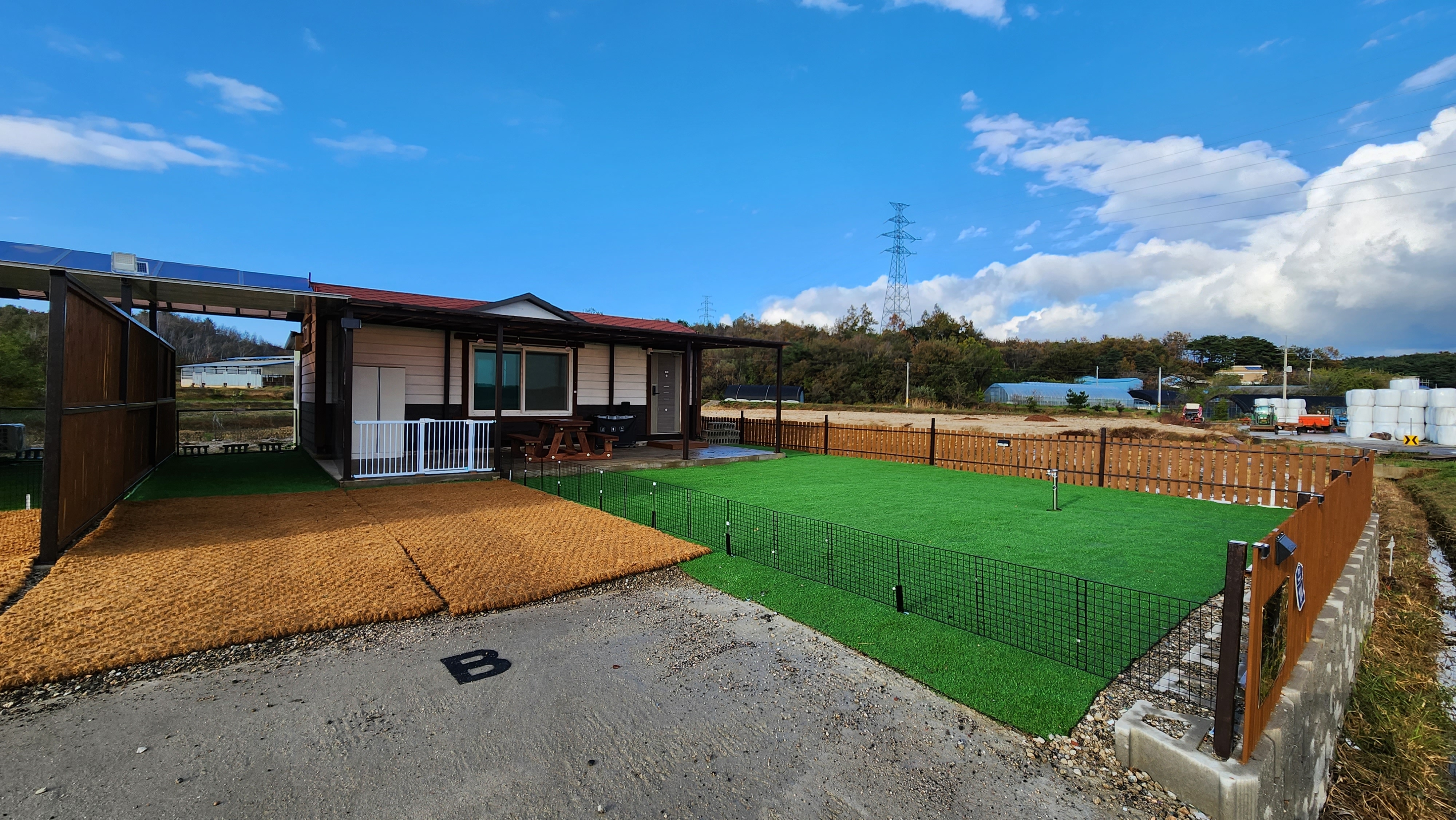 [Building B] Quiet lava rest in a large yard where pets are happy