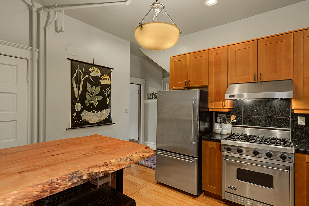 Walk to Space Needle Historic Home with King Bed