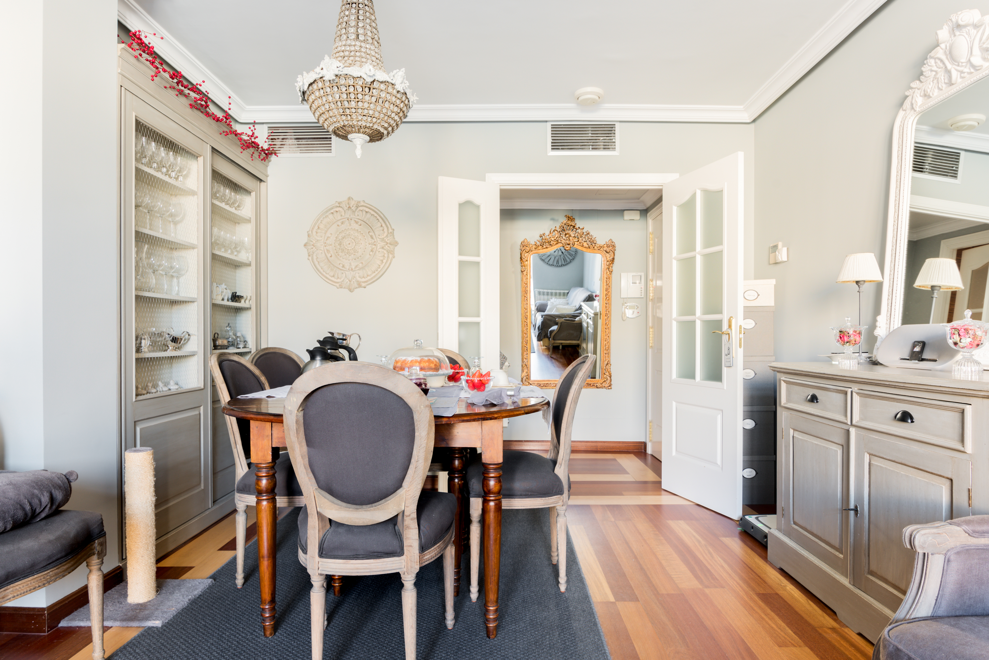 Private Room in a Sunny and Luxuriously Appointed Apartment in Canillas, Madrid