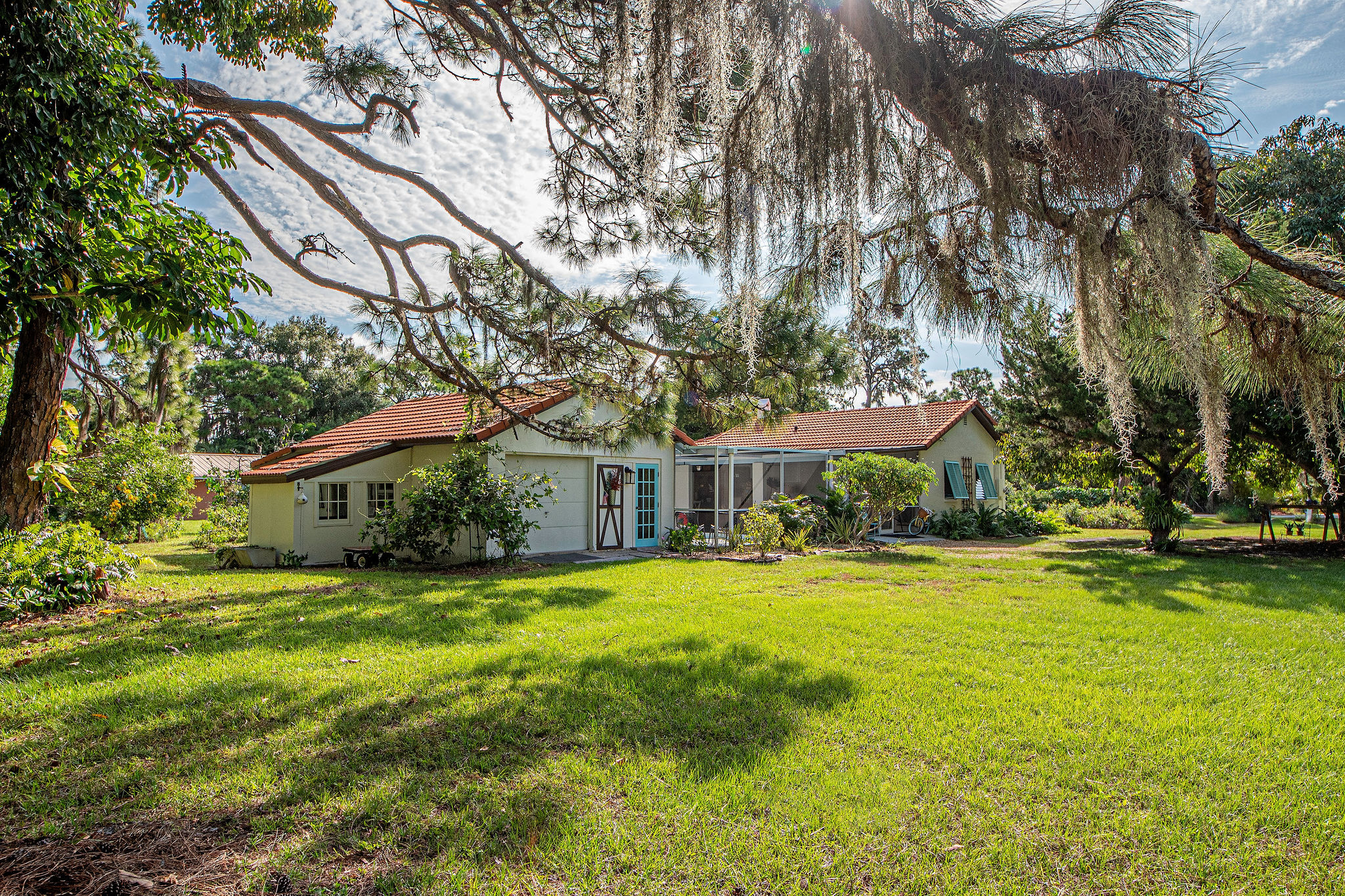 Shabby chic cottage with pool one mile from beach