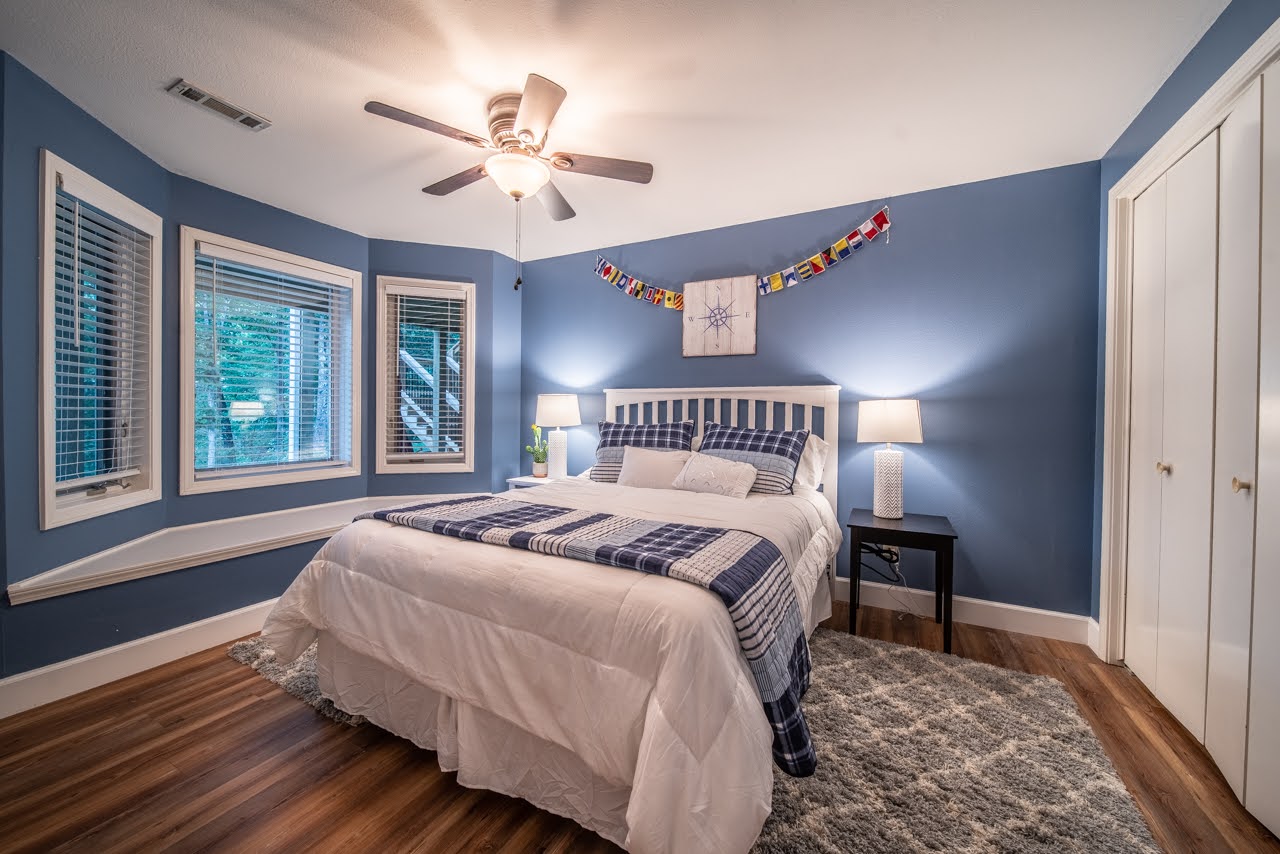 Lakefront Home Serenity Cove on Lake Loch Lomond. Houses for Rent in