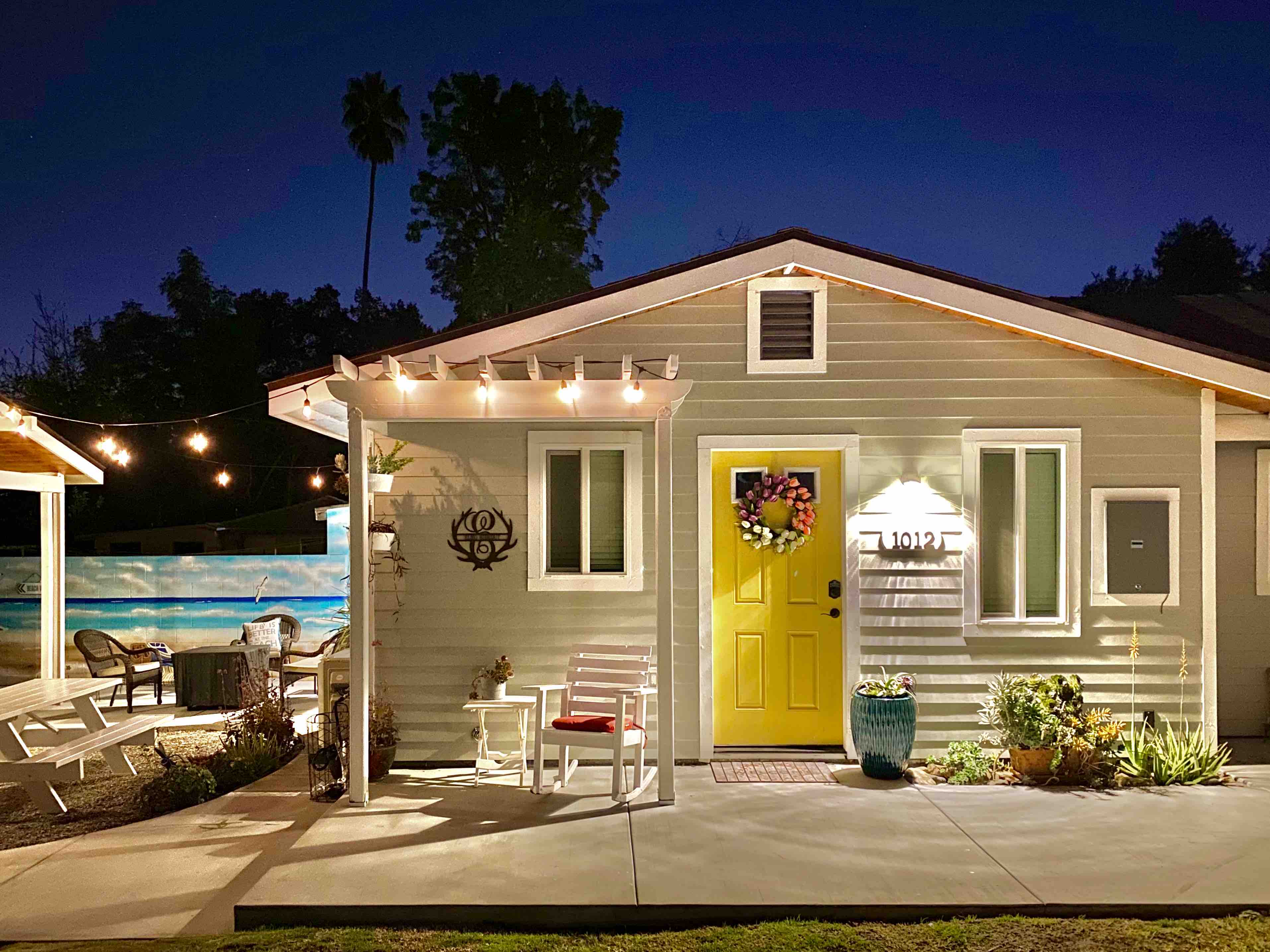 Elmo Hideout, a cozy MOVIE house with 4k projector