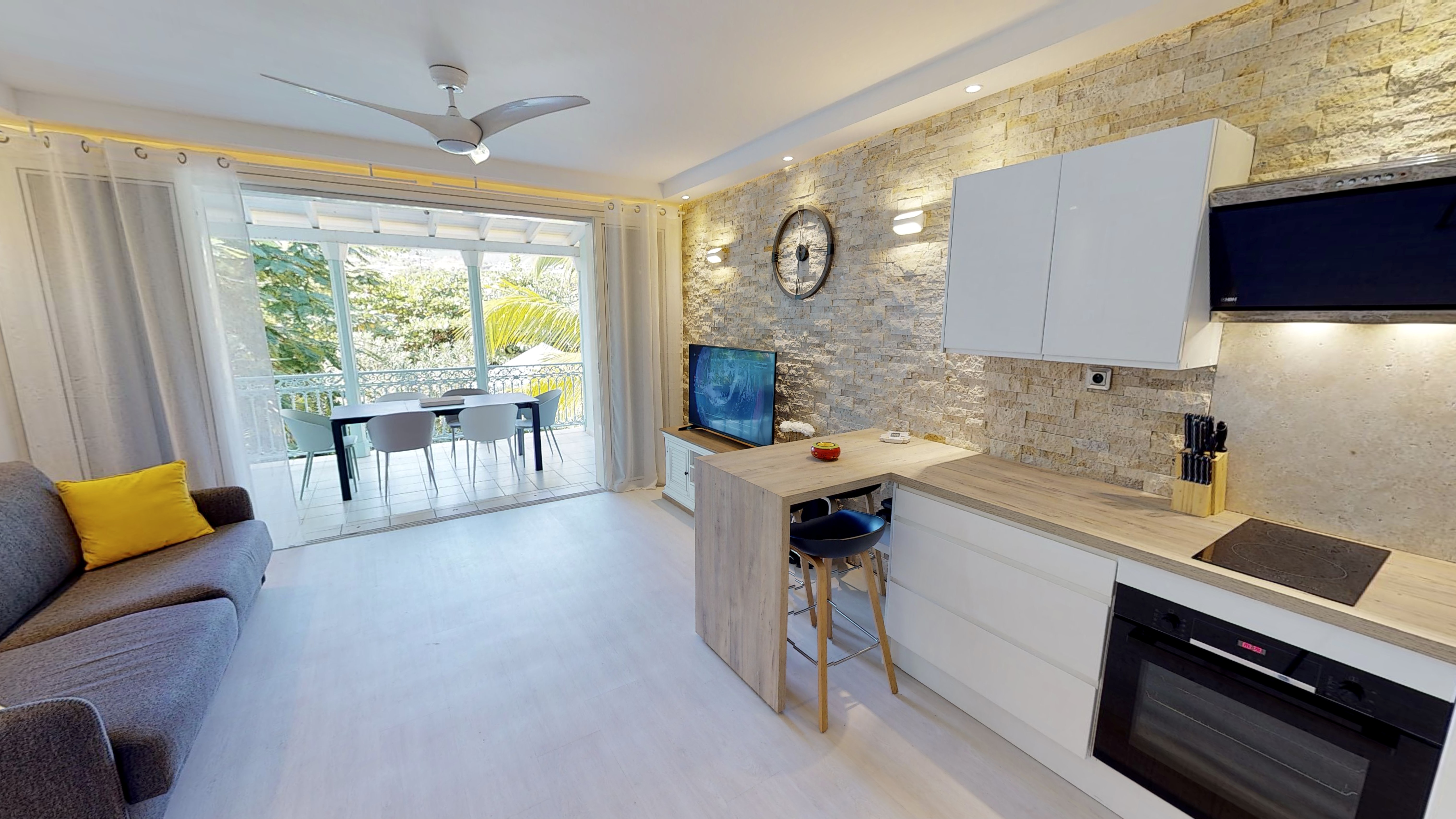 Deluxe One Bedroom Orient Beach, pool