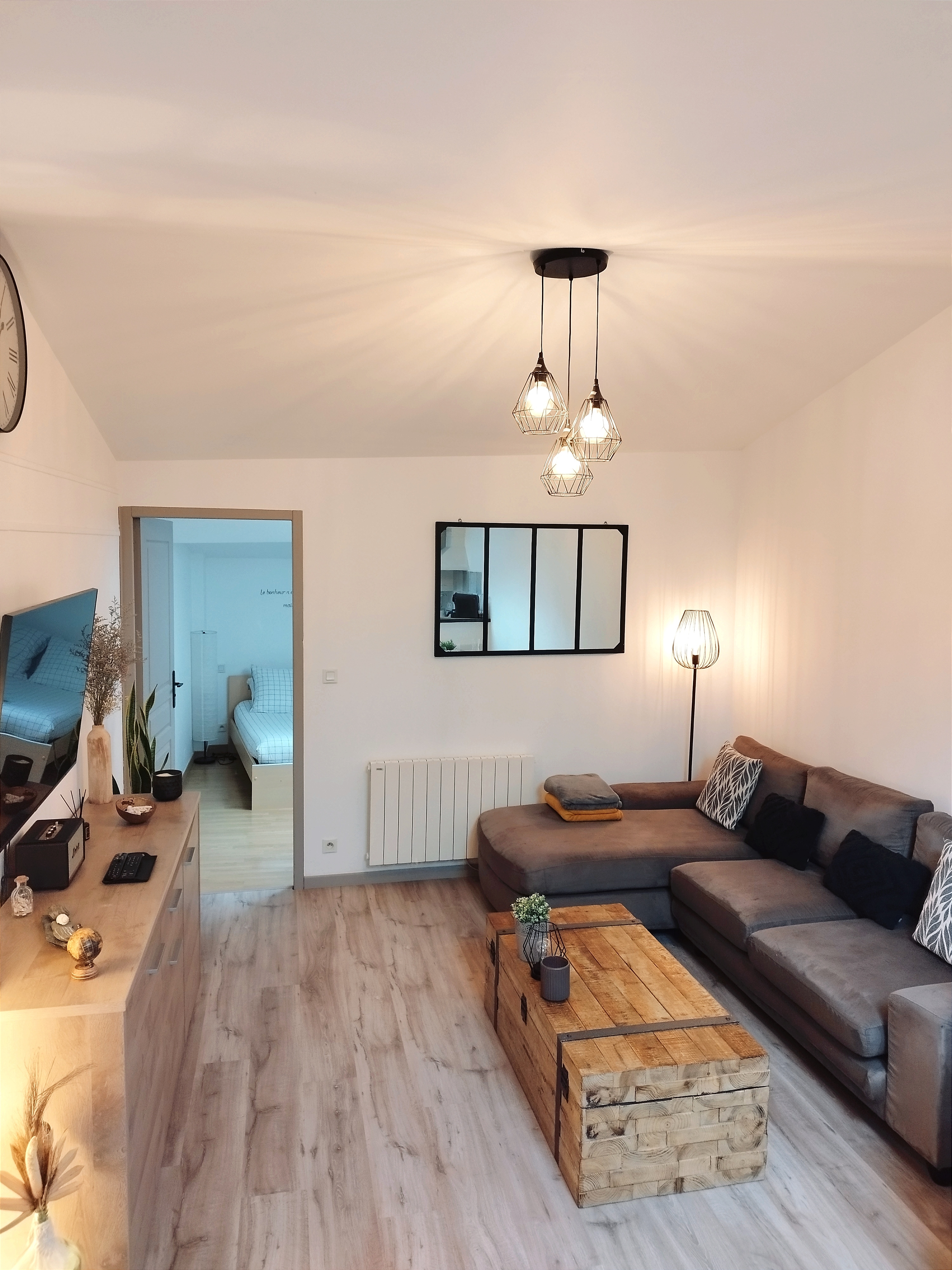 Under the Roofs of Millau - Internet/Netflix/Prime