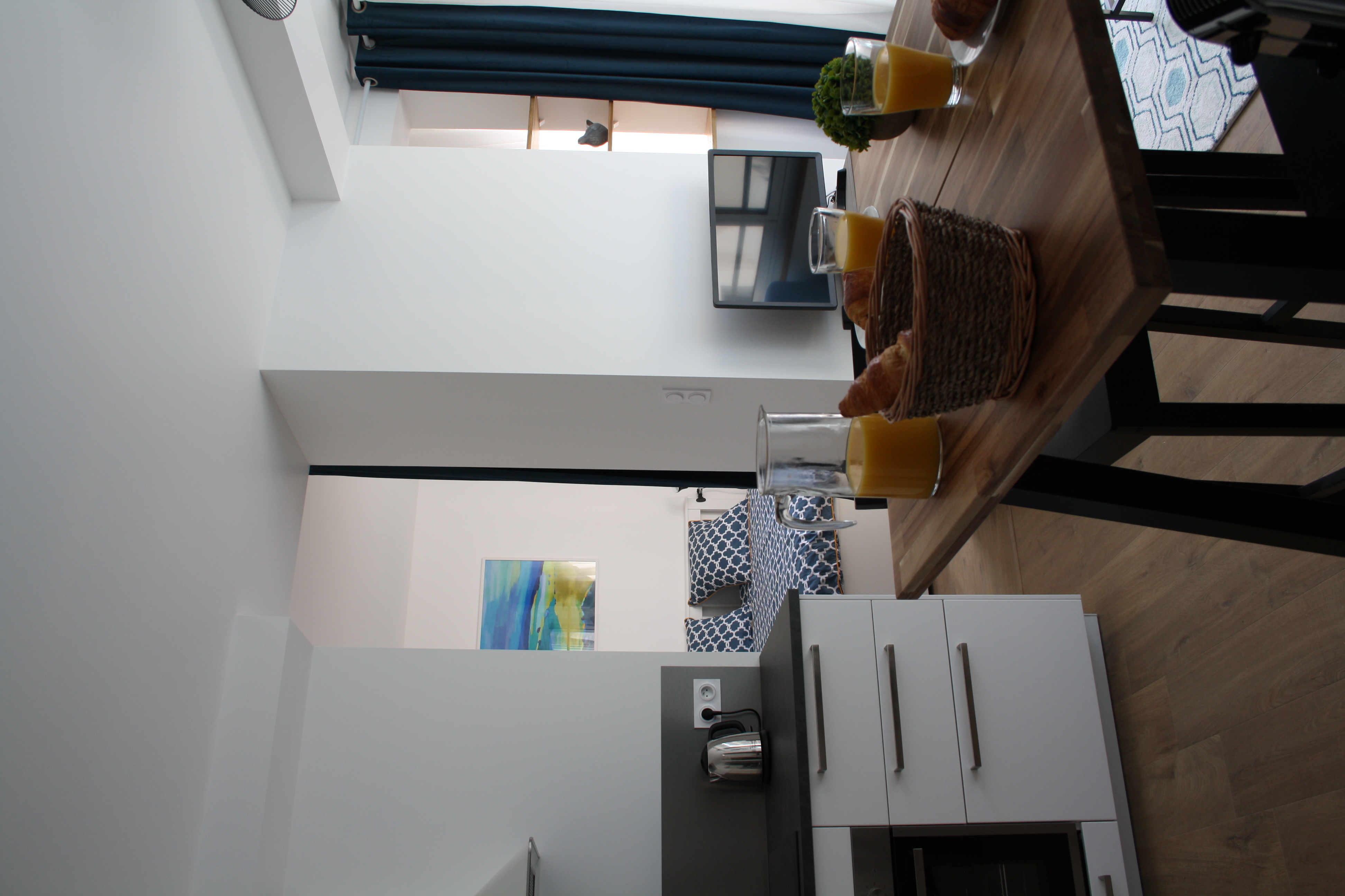 Large bright studio 300m from the beach