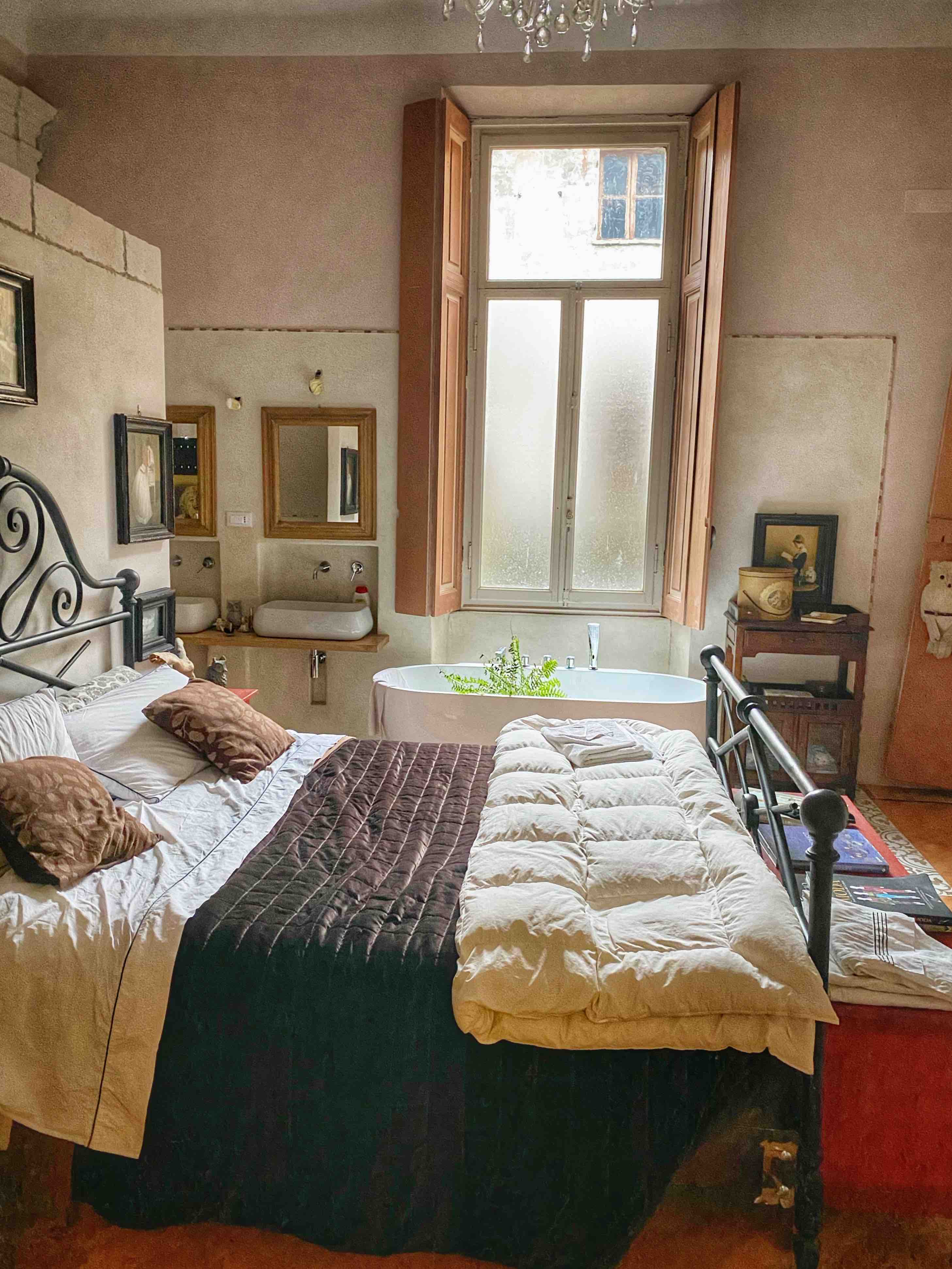Room v in building of 1700