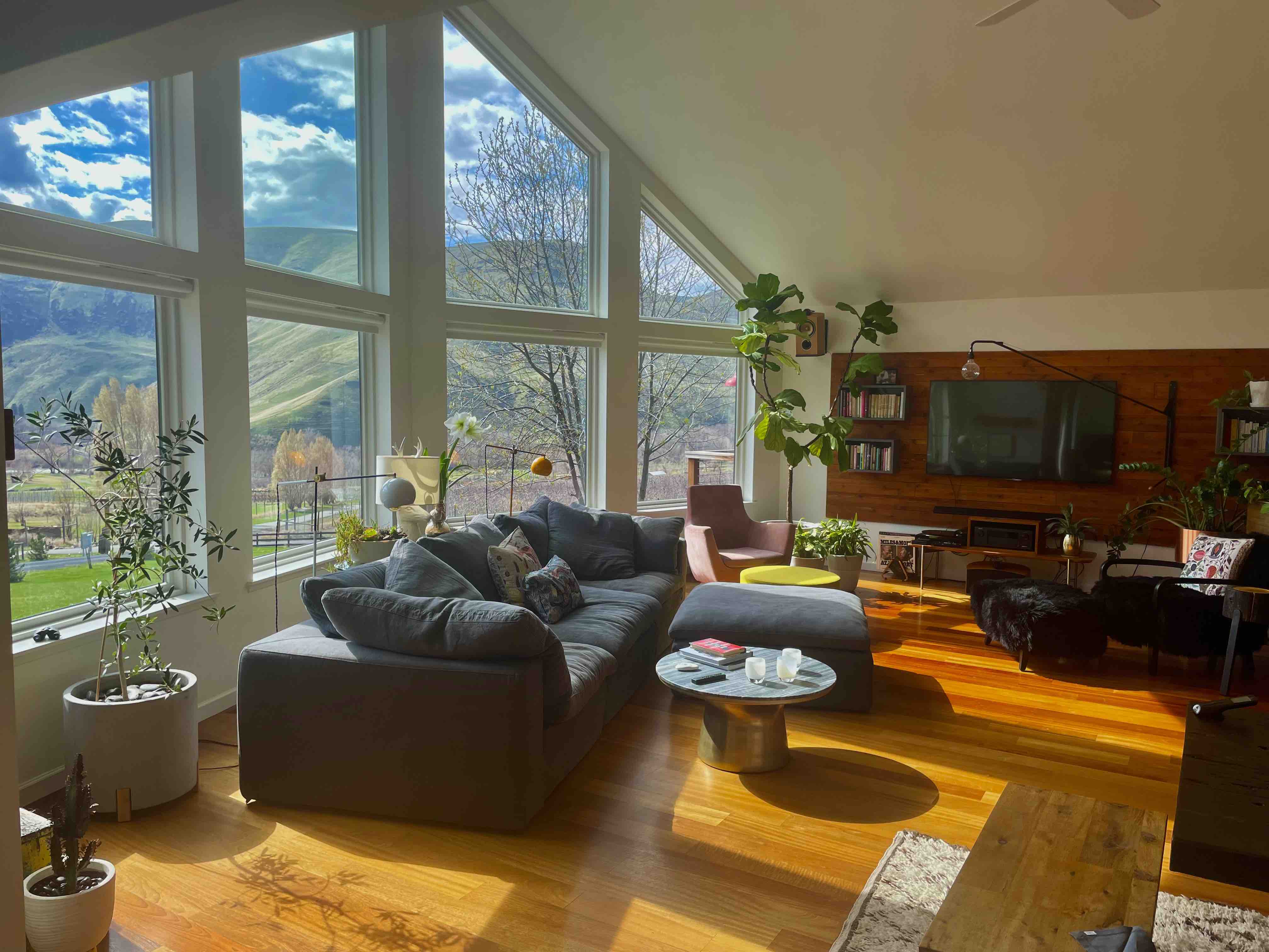 Lux eco-chic farmhouse in the Yakima River Canyon