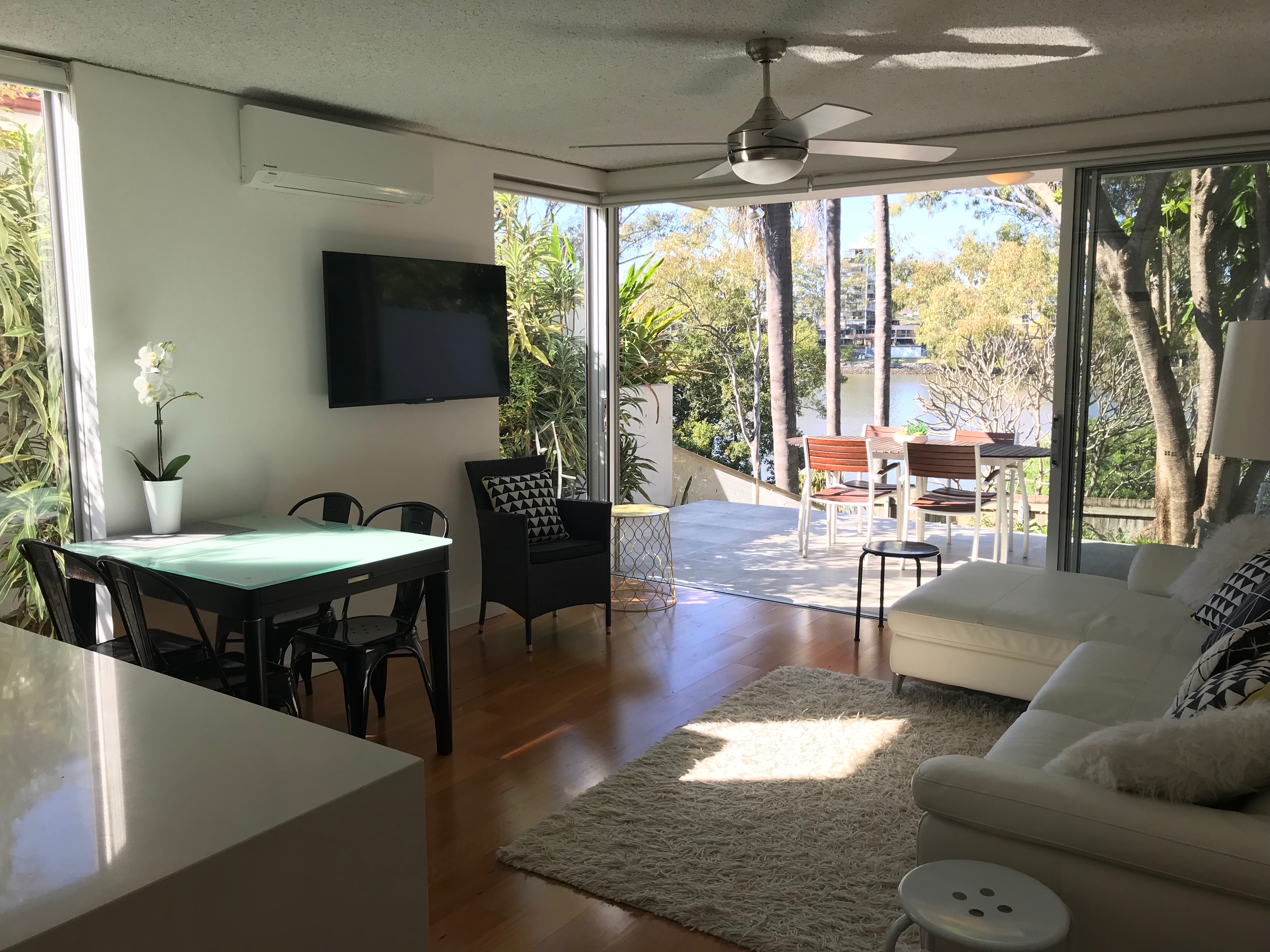 3 Bd Relaxing Retro Apartment on the River in West End, Brisbane